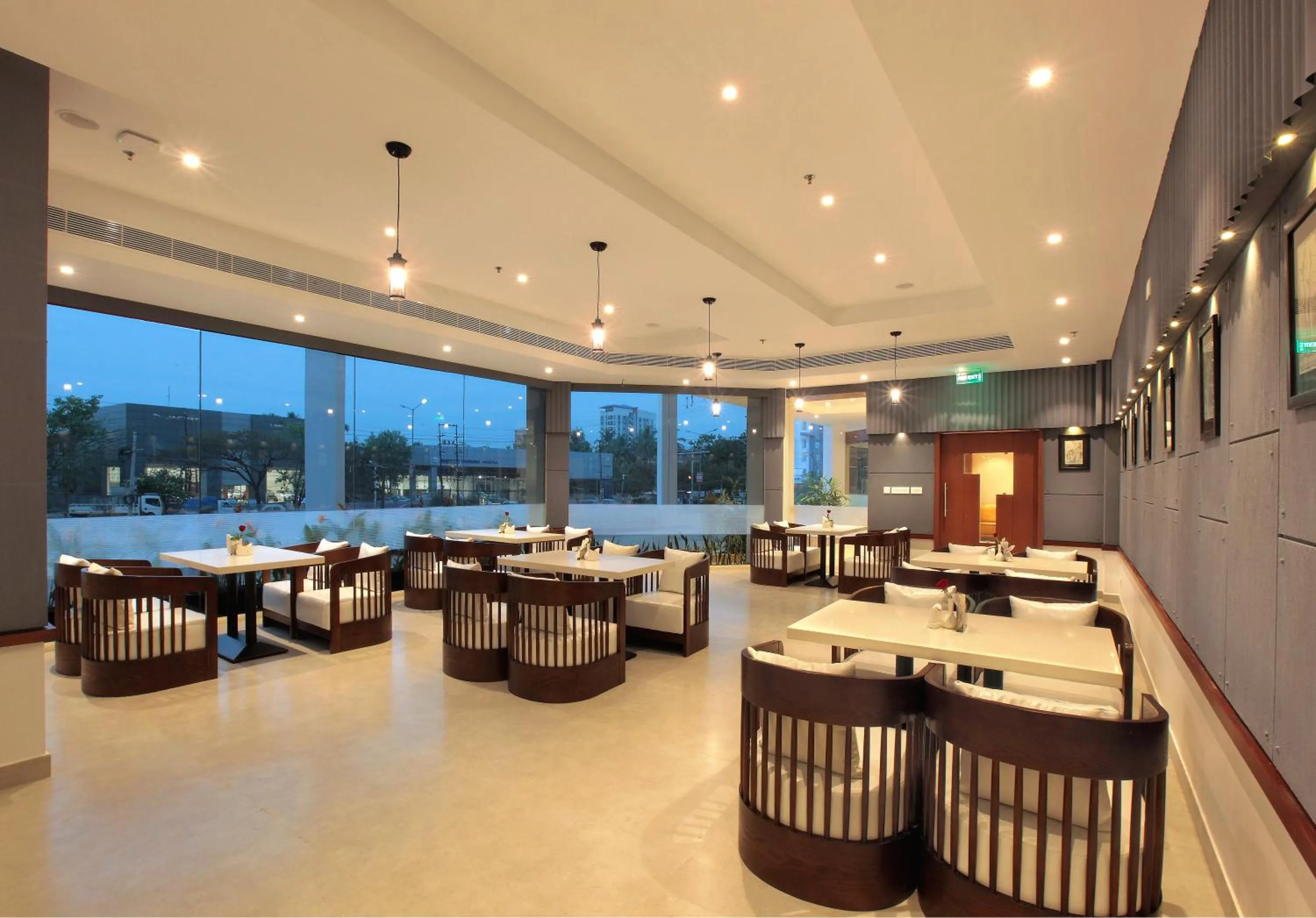 Restaurant/places to eat in Tribute Royale