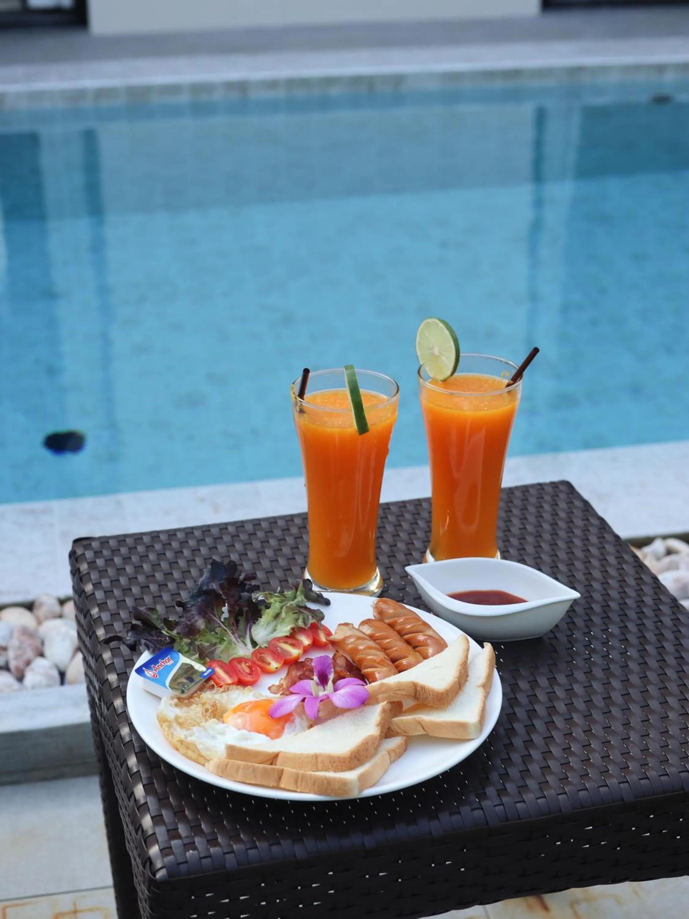 Food and drinks in Toledo Pool Villa