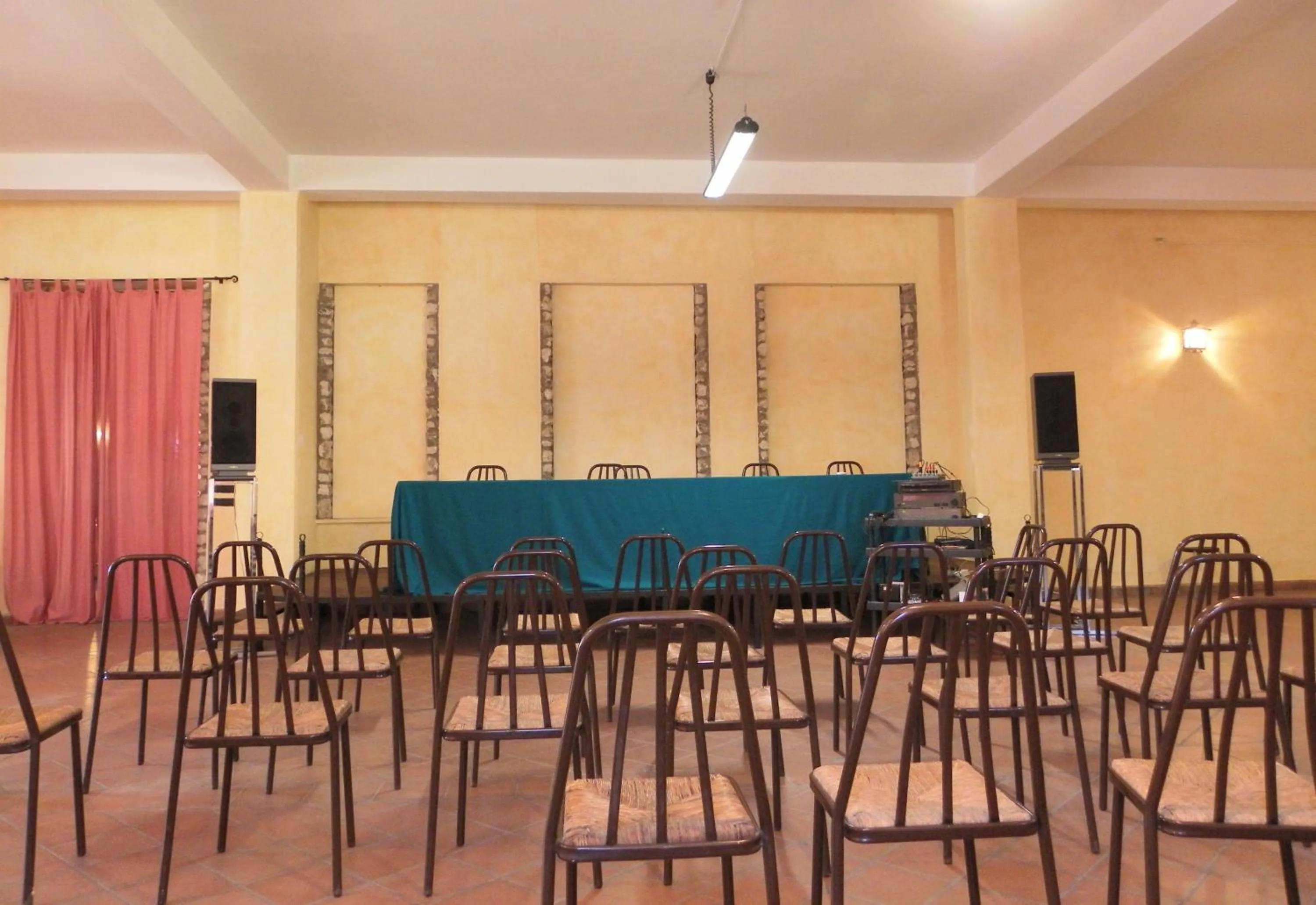 Business facilities in Hotel 106