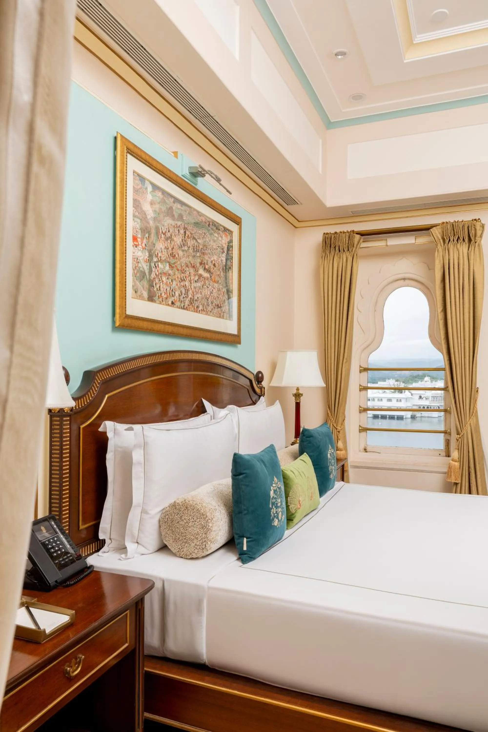 Lake view, Bed in Taj Fateh Prakash Palace Udaipur