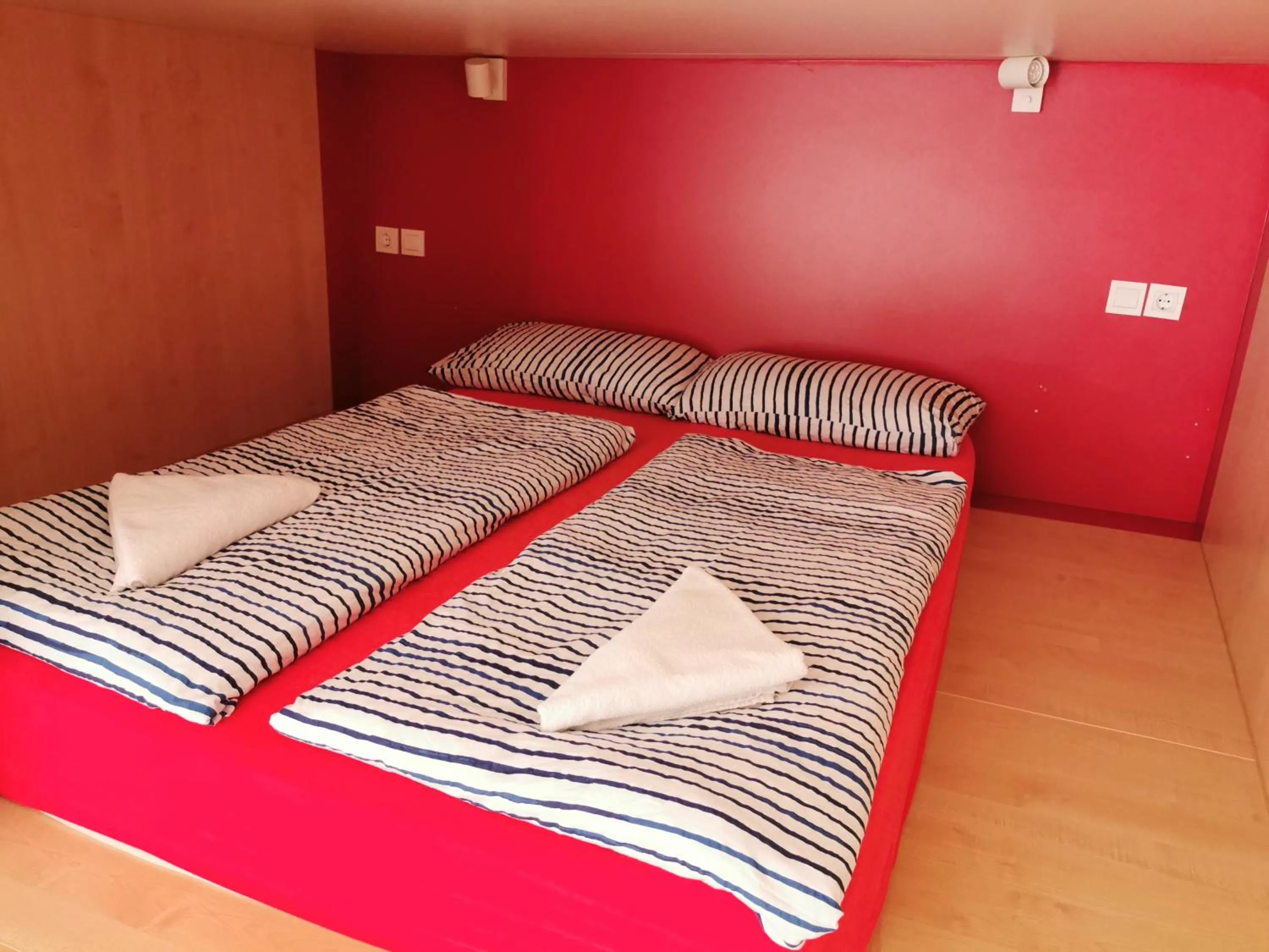 Bed in Cube studio by the river (with free bike rental)