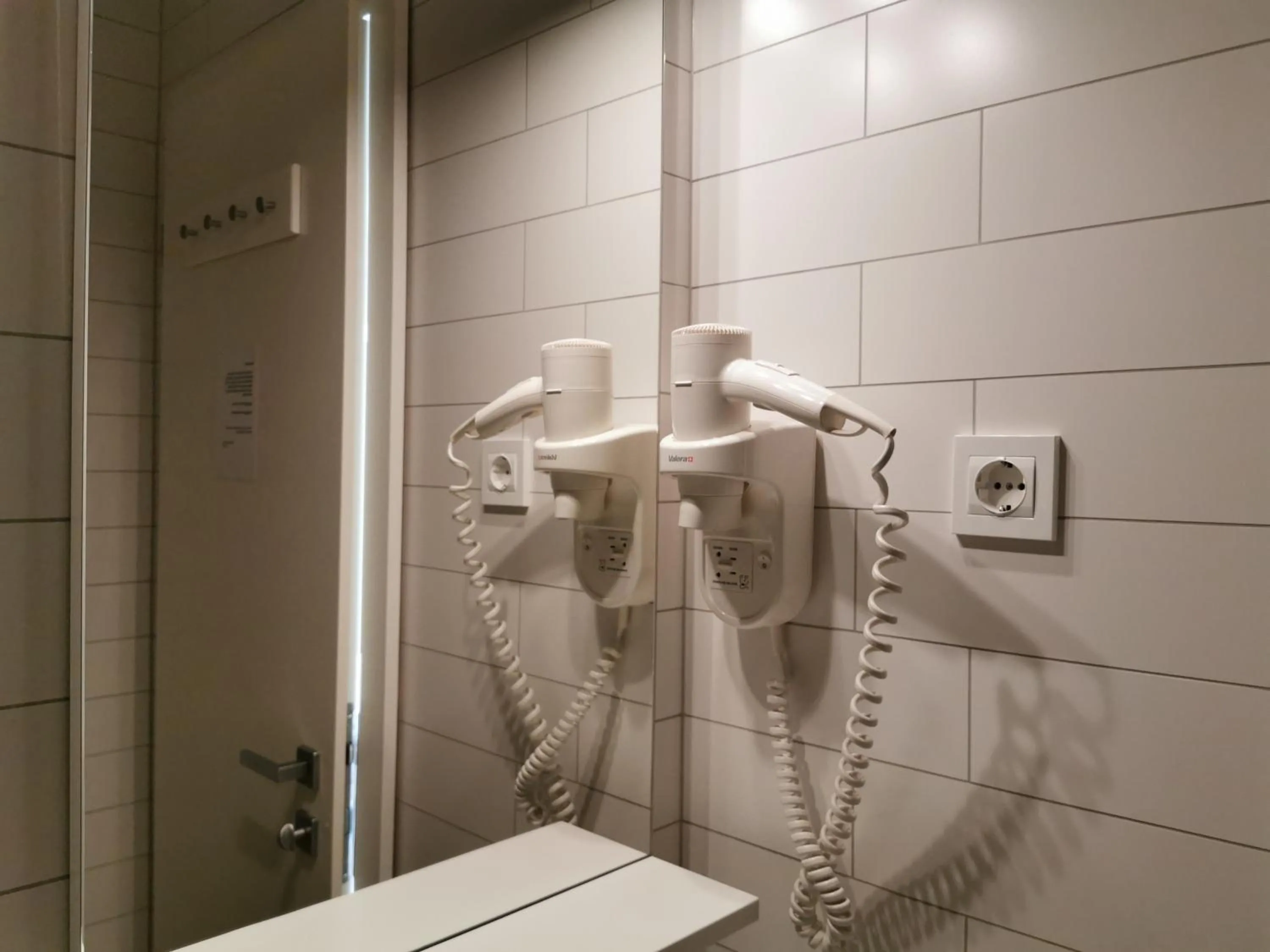 Bathroom in Cube studio by the river (with free bike rental)