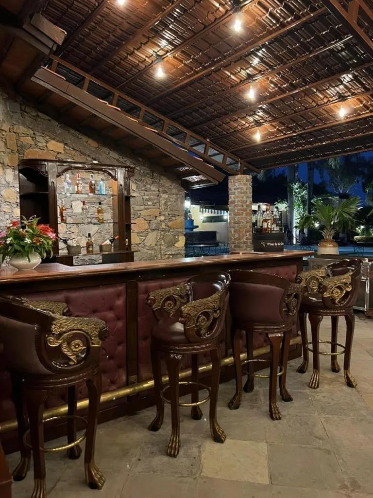 Lounge or bar in Shikarbadi Hotel - By The Lake Heritage by HRH Group of Hotels