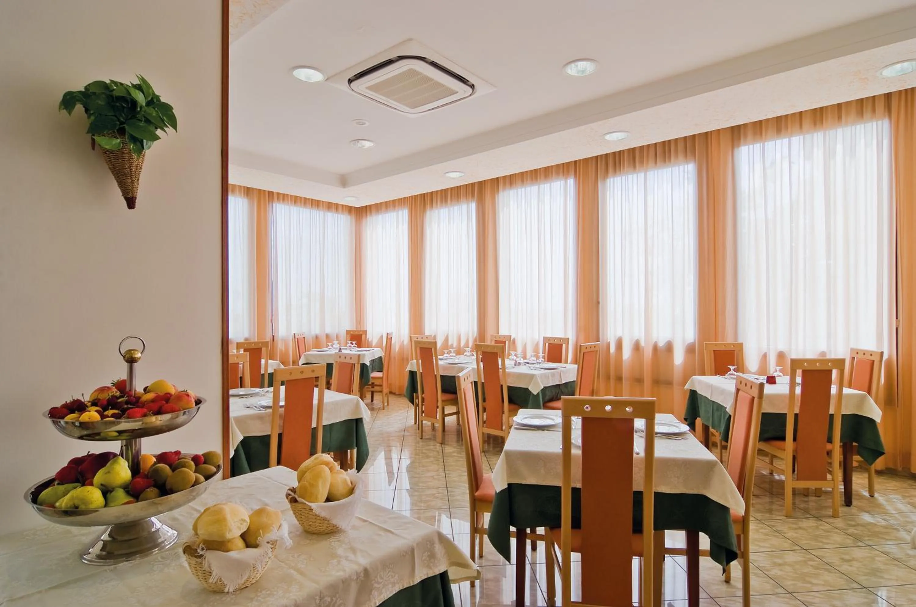 Restaurant/places to eat in Little Hotel