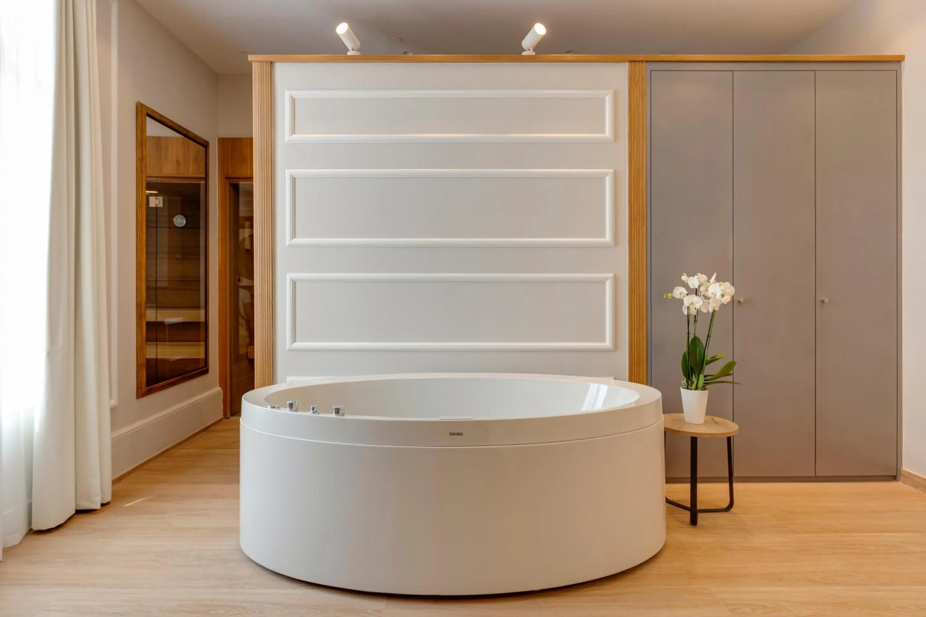 Bath in Hotel Boutique Mirlo Barcelona