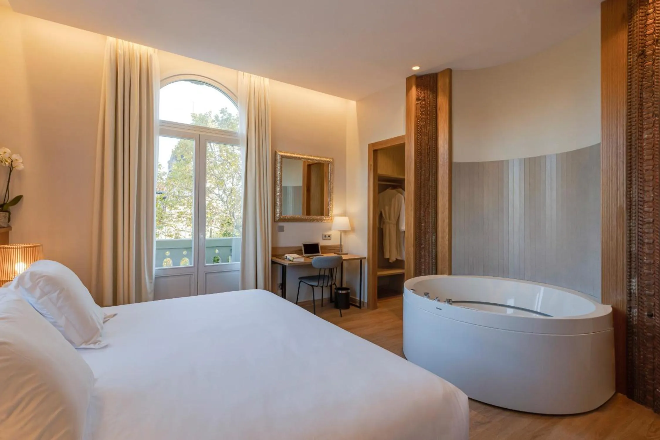 Hot Tub, Bed in Hotel Boutique Mirlo Barcelona