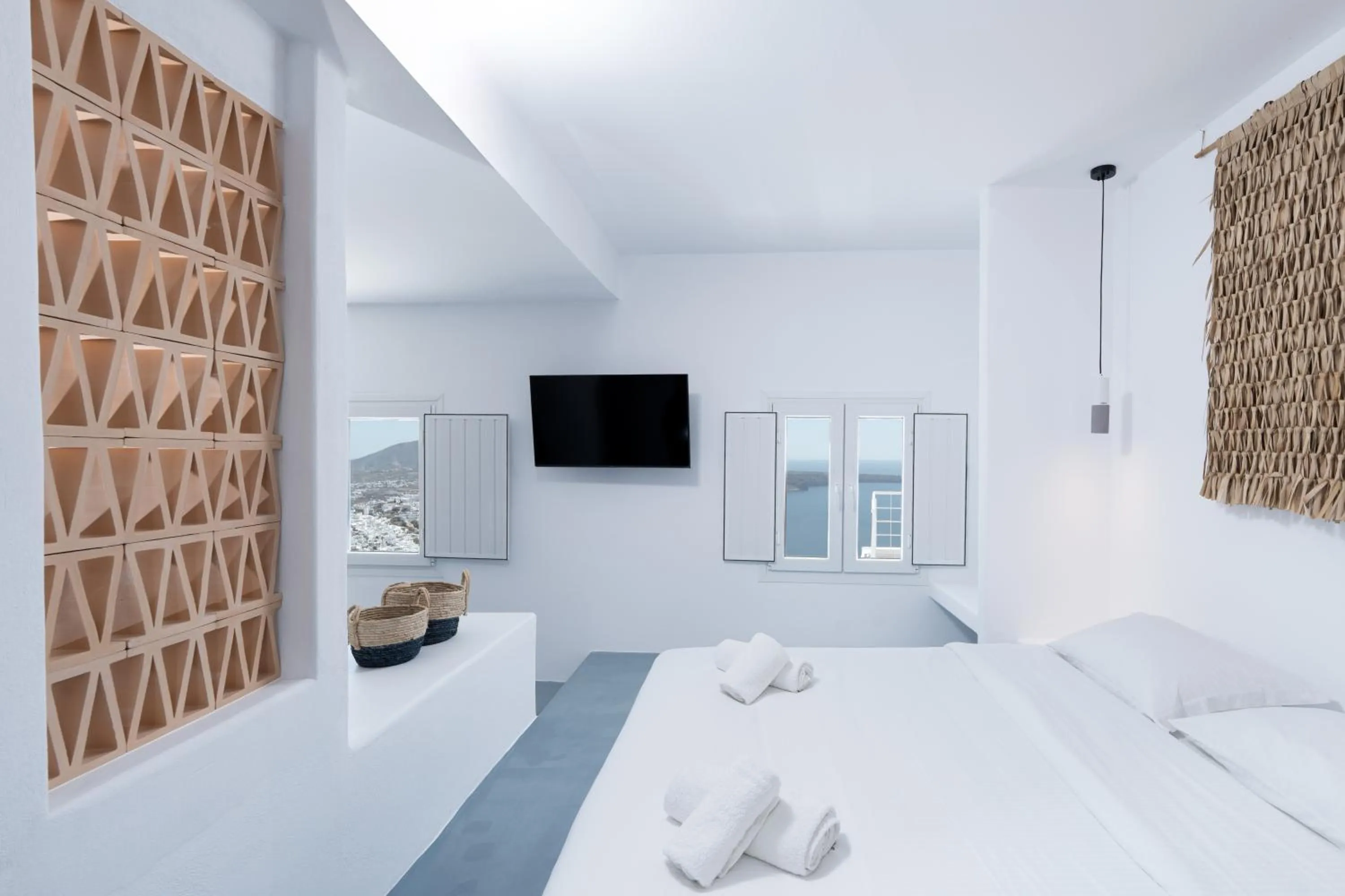 Photo of the whole room, Bed in Cilon Suites Santorini
