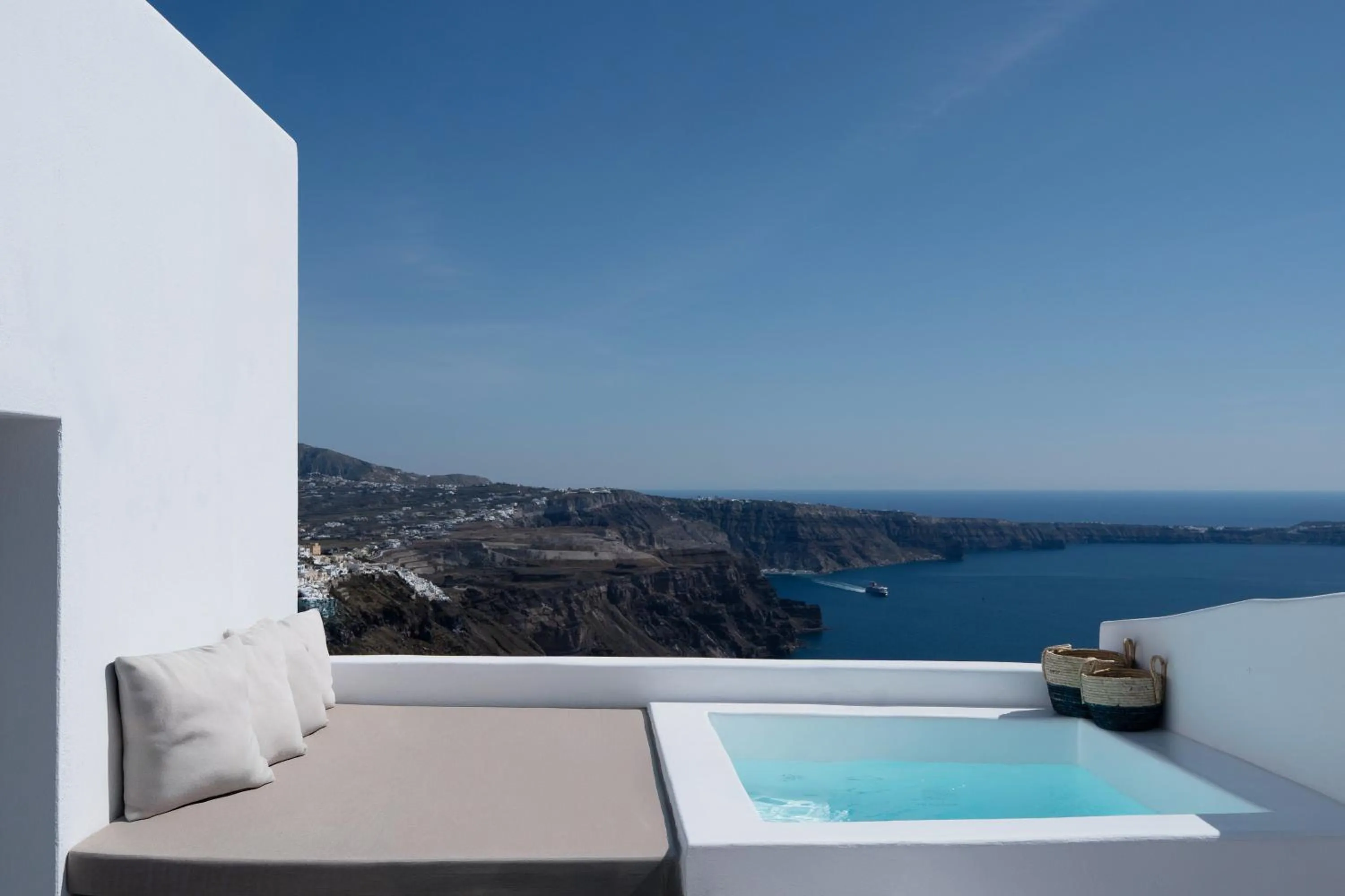 Hot Tub in Cilon Suites Santorini