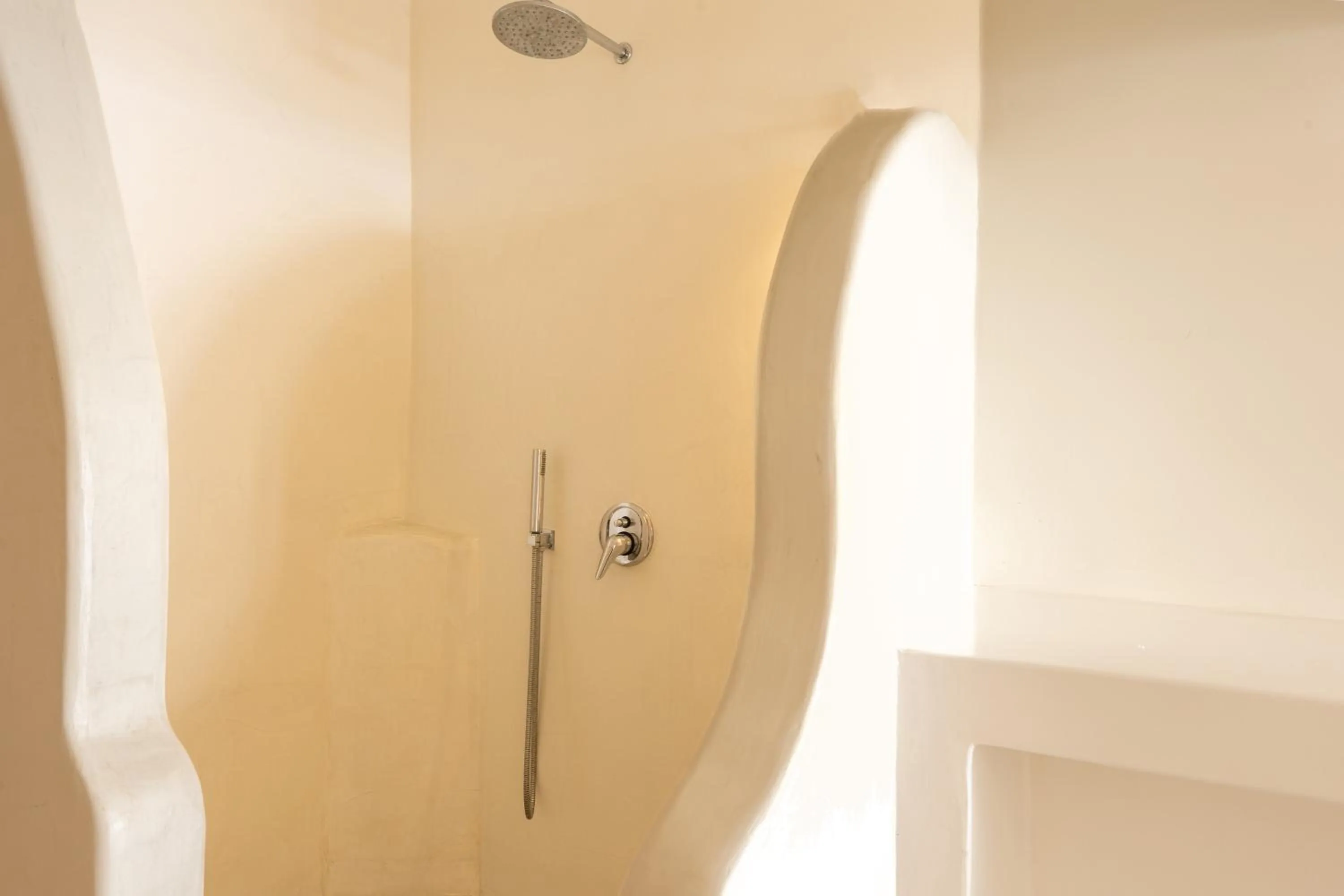 Bath in Cilon Suites Santorini