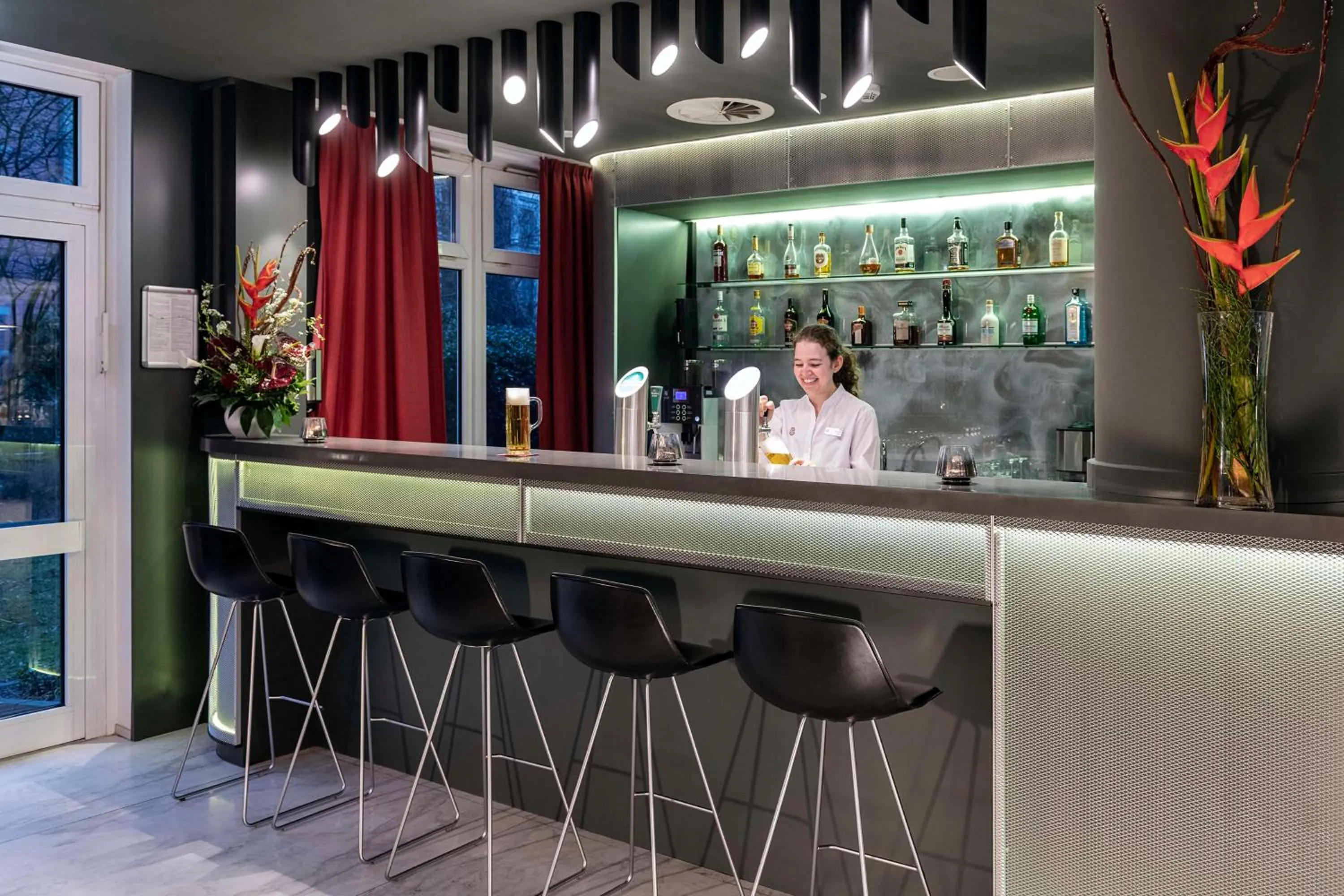 Lounge or bar in NH Collection Hamburg City