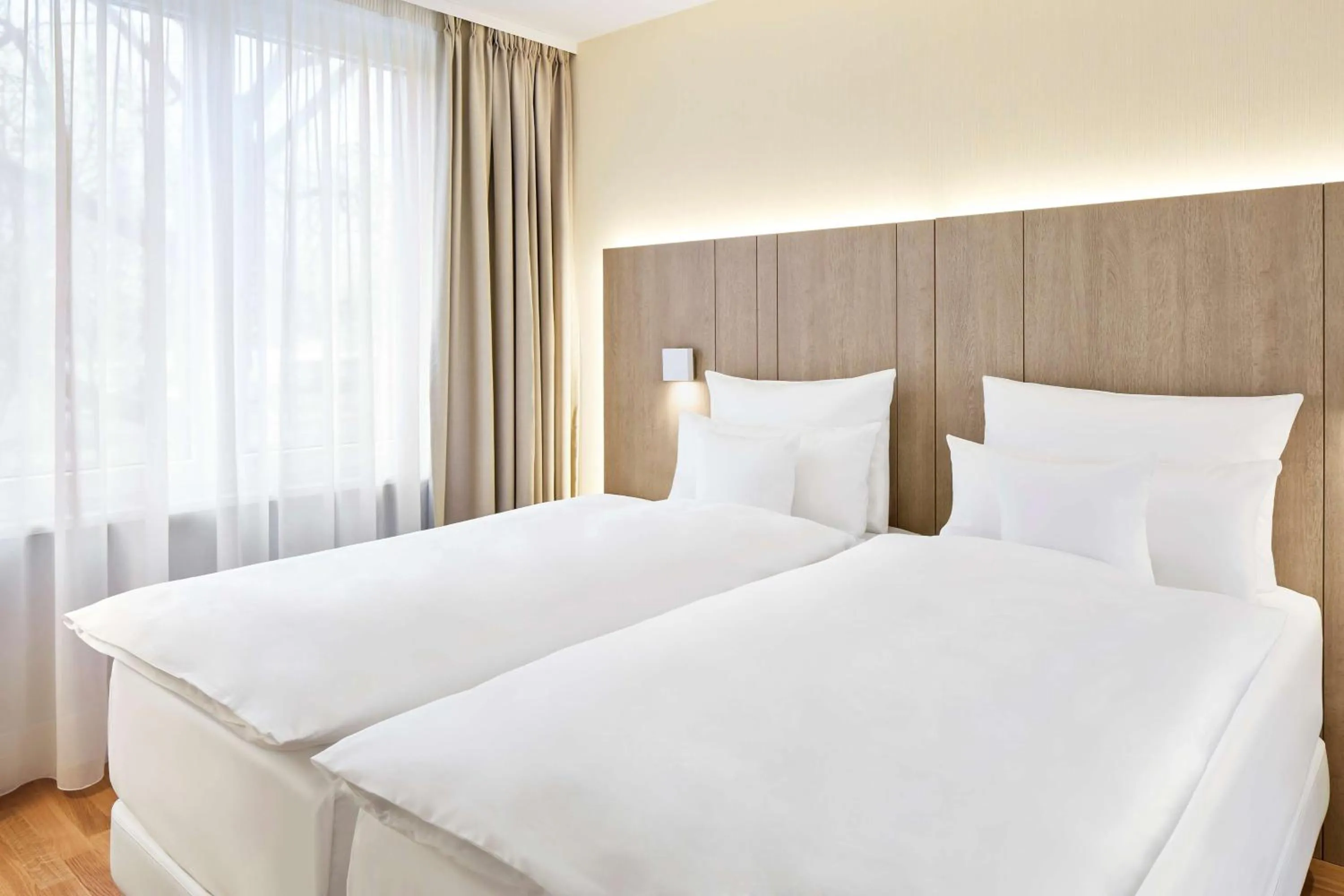 Photo of the whole room, Bed in NH Collection Hamburg City