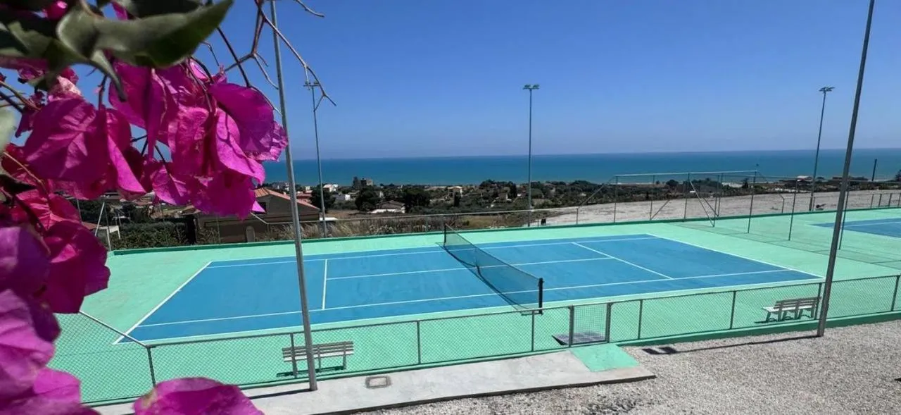 Tennis court in Villa La Perla