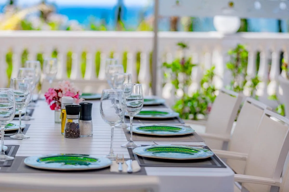 Restaurant/places to eat in Villa La Perla