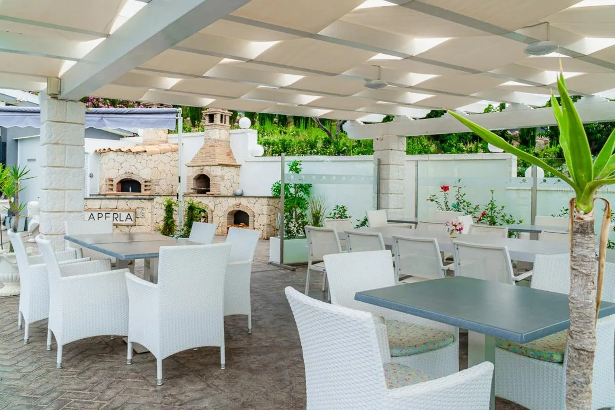 Restaurant/places to eat in Villa La Perla