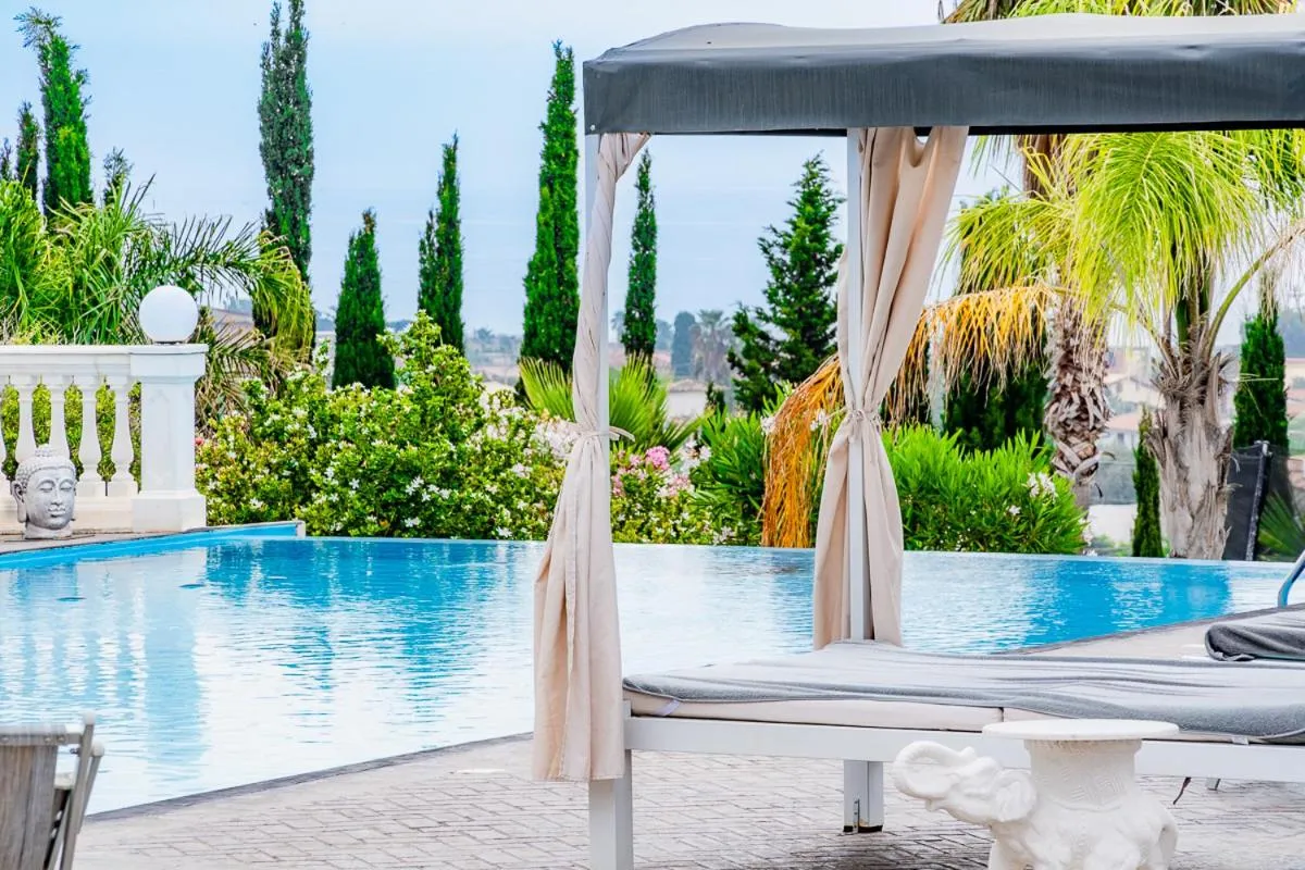 Swimming Pool in Villa La Perla