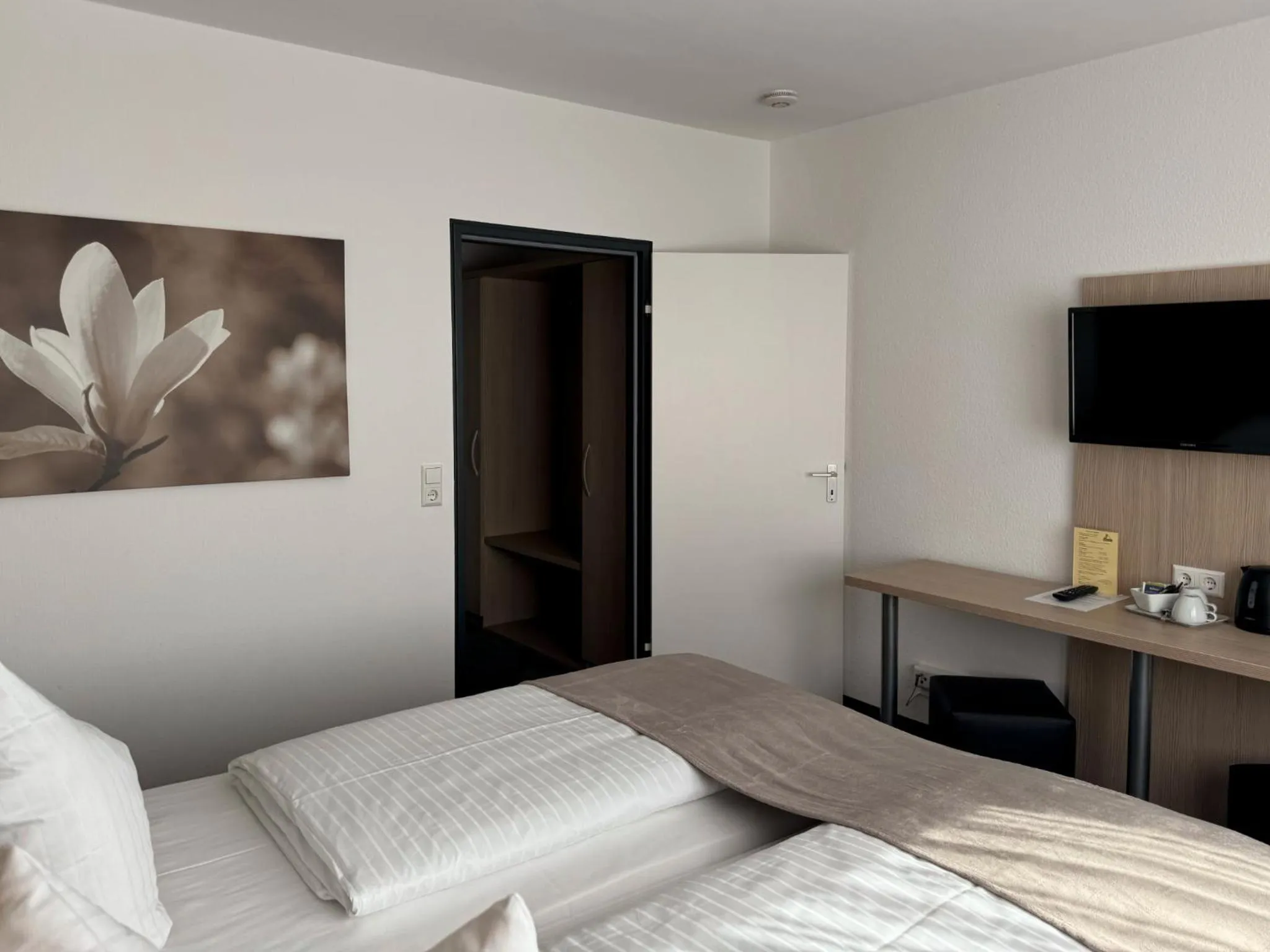 Photo of the whole room, Bed in Eisberg Hotel Schwanen