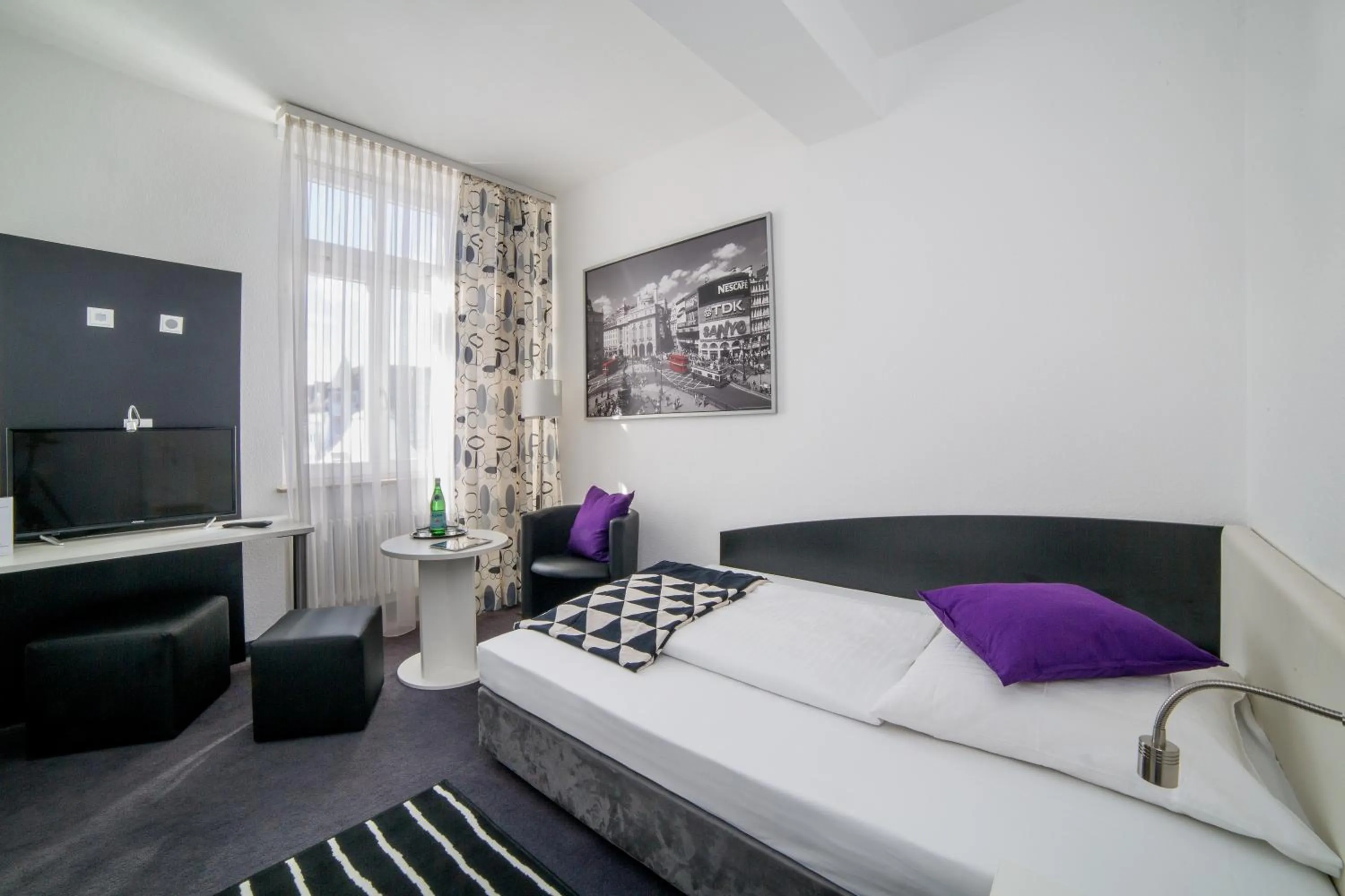 Photo of the whole room, Bed in Eisberg Hotel Schwanen