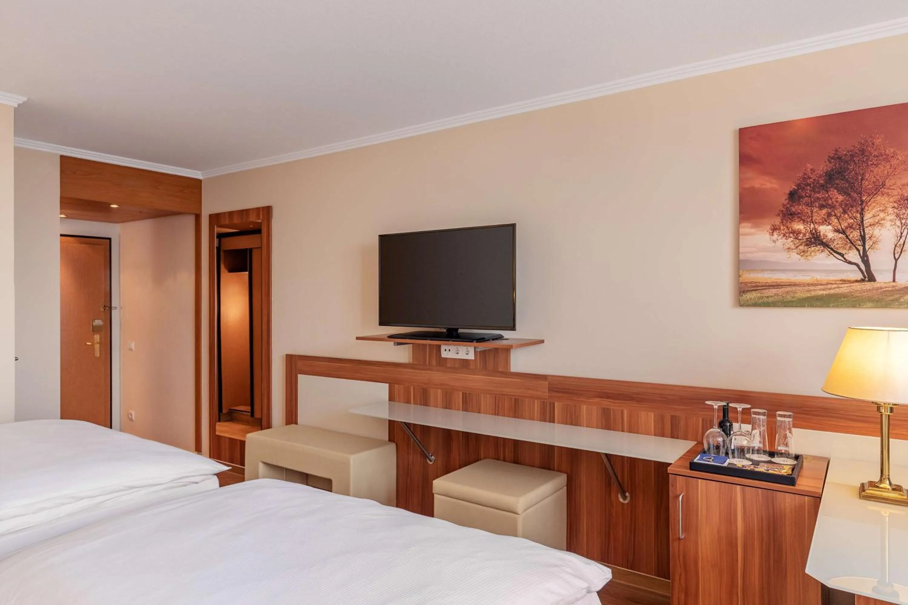 Photo of the whole room, Bed in NH Ingolstadt