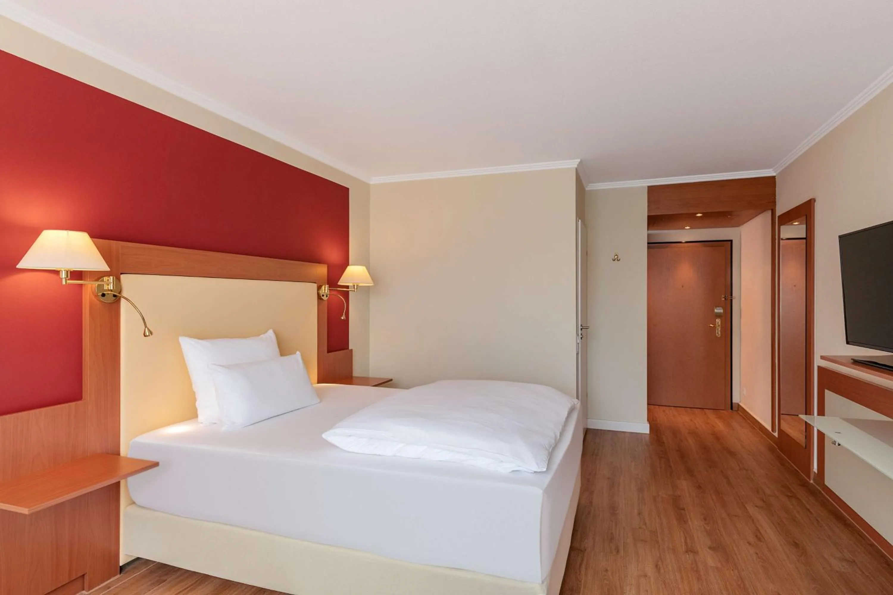 Photo of the whole room, Bed in NH Ingolstadt