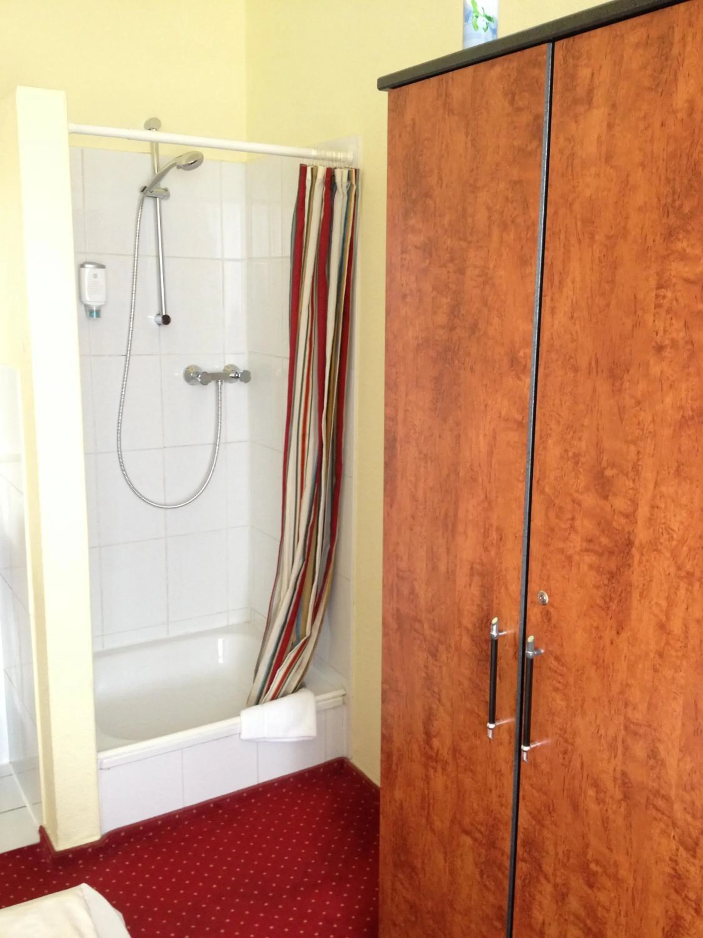 Shower in Domo Hotel Mondial