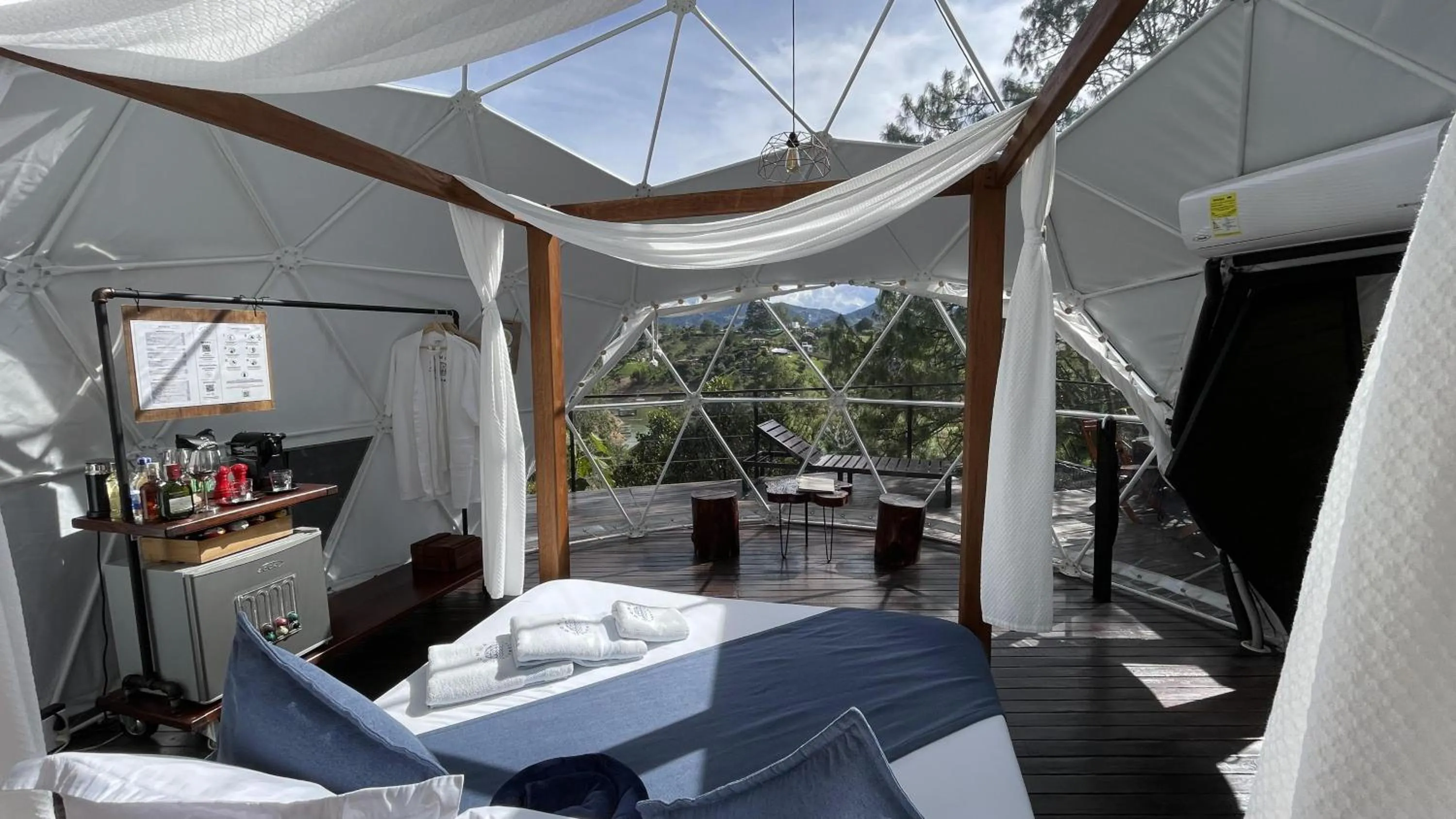Seating area in Domus Glamping Guatapé