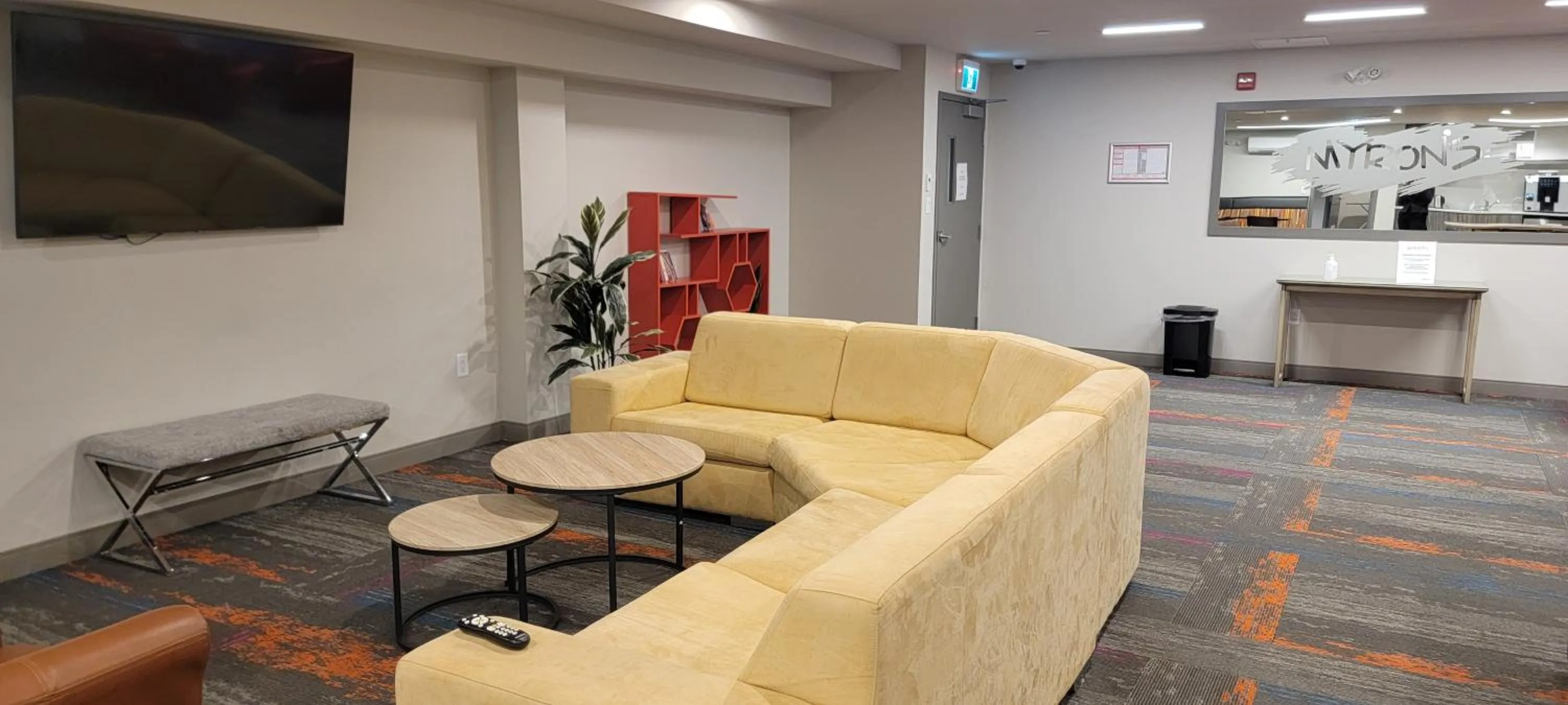 Communal lounge/ TV room in The Arts Hotel