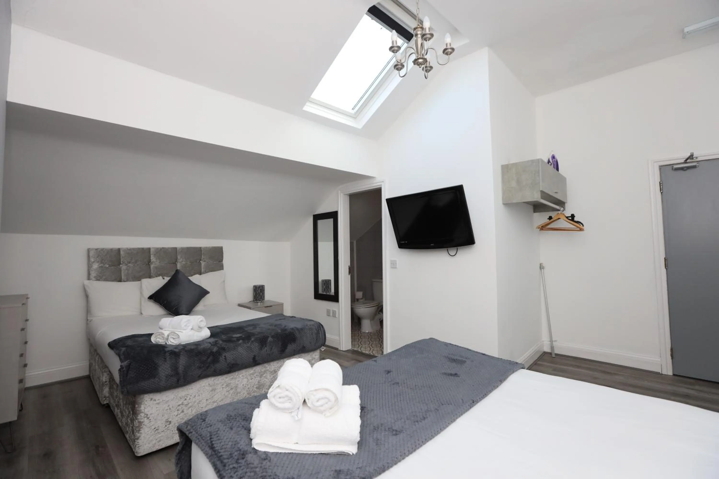 Photo of the whole room, Bed in Hotel Anfield