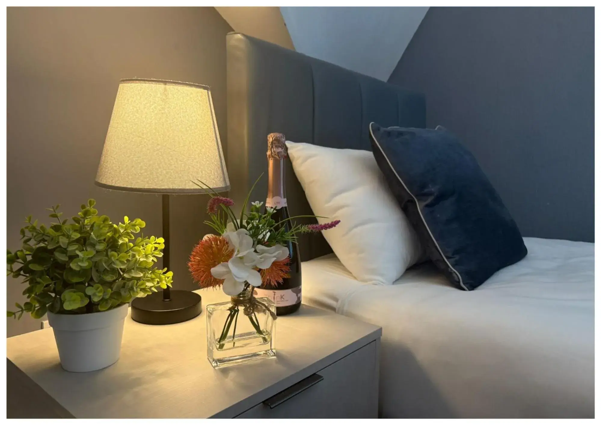 Triple Room with Private Bathroom in Hotel Anfield Triple Room with Private Bathroom in Hotel Anfield