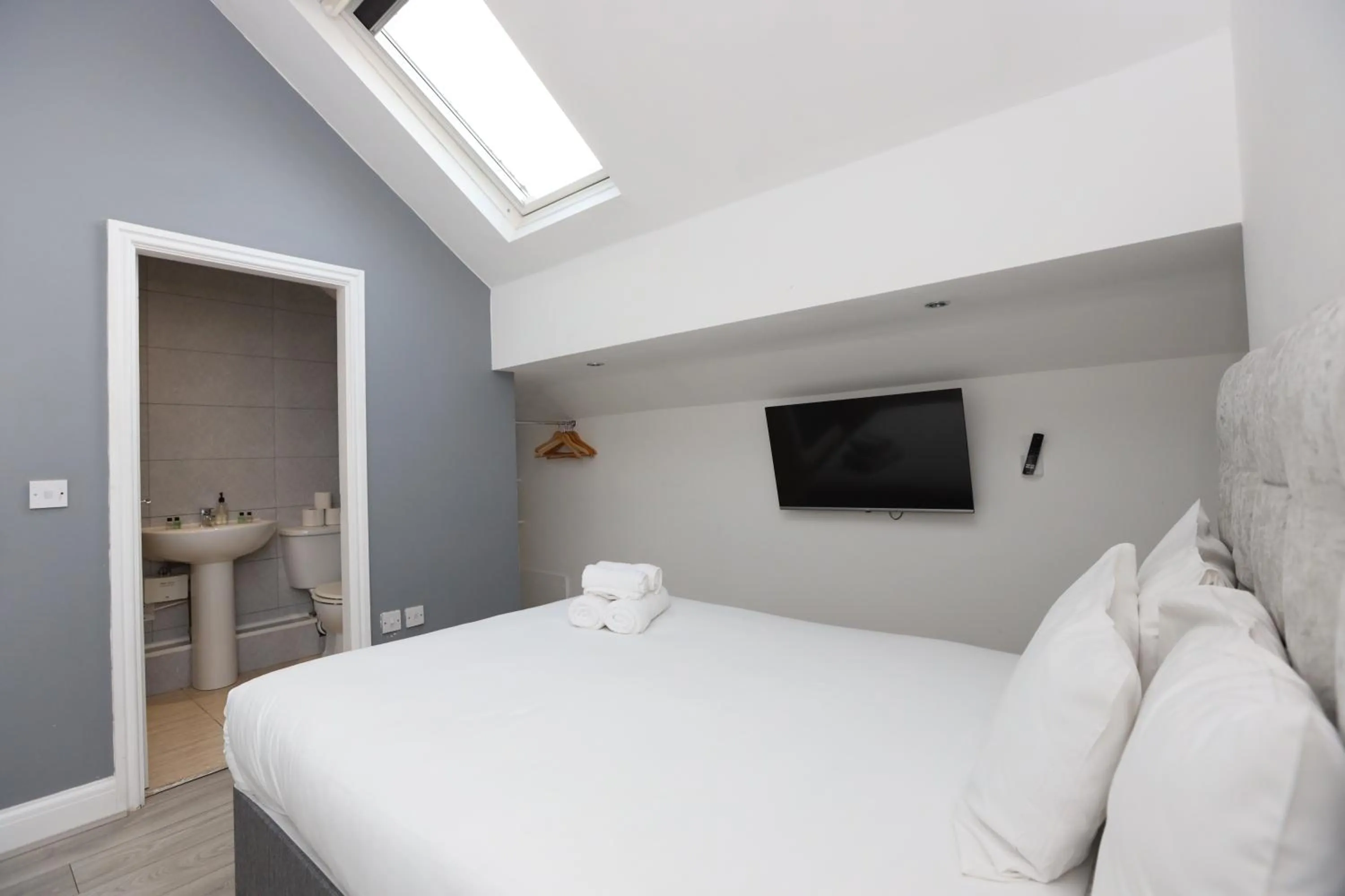 Photo of the whole room, Bed in Hotel Anfield