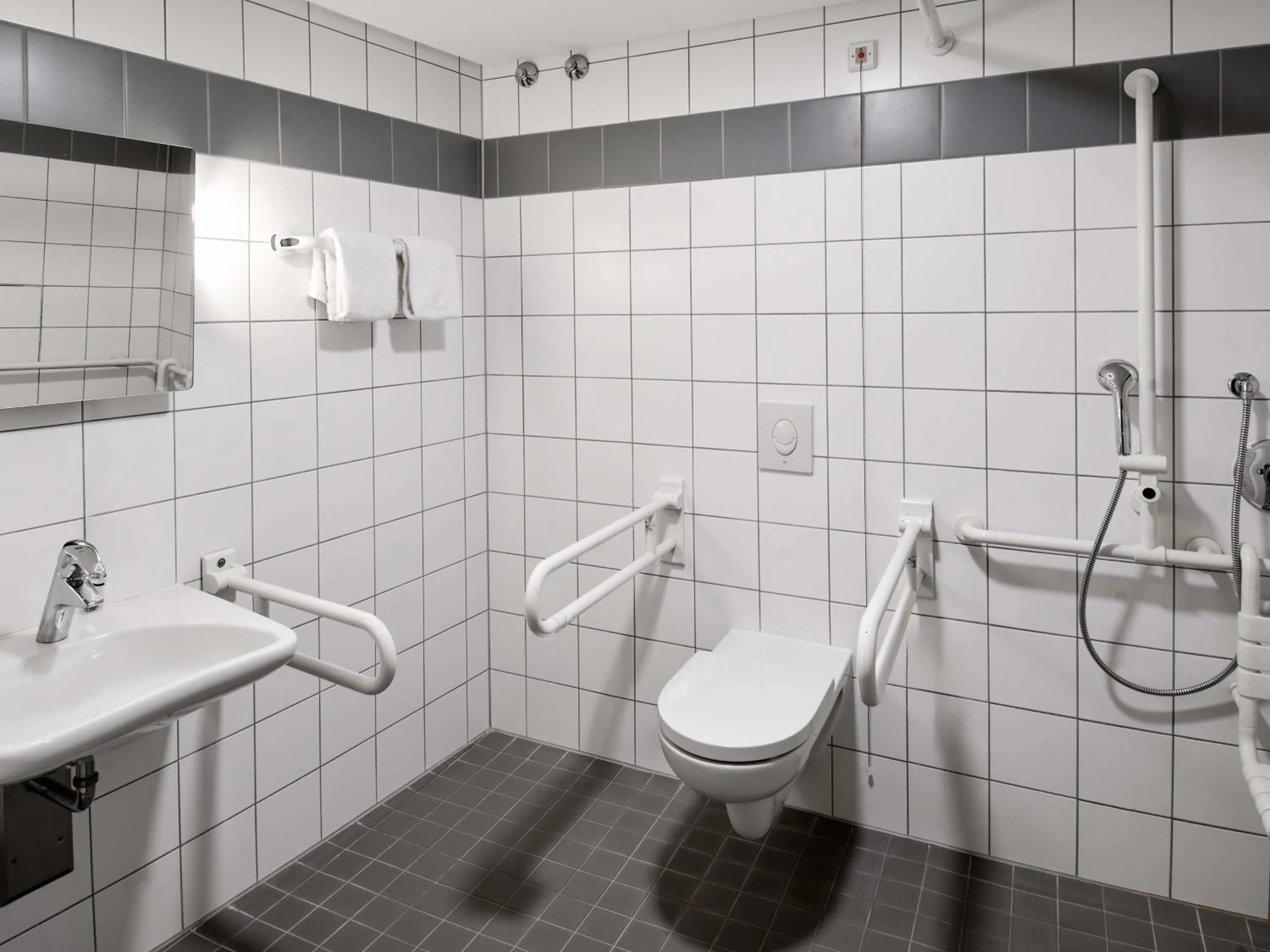 Bathroom in B&B Hotel Frankfurt-Messe