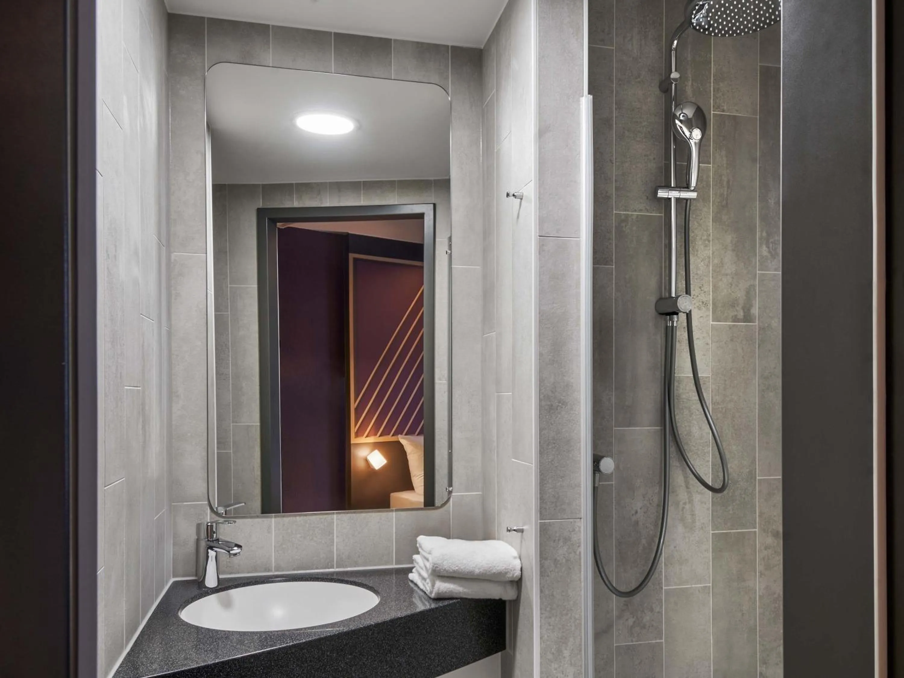 Bathroom in B&B Hotel Frankfurt-Messe