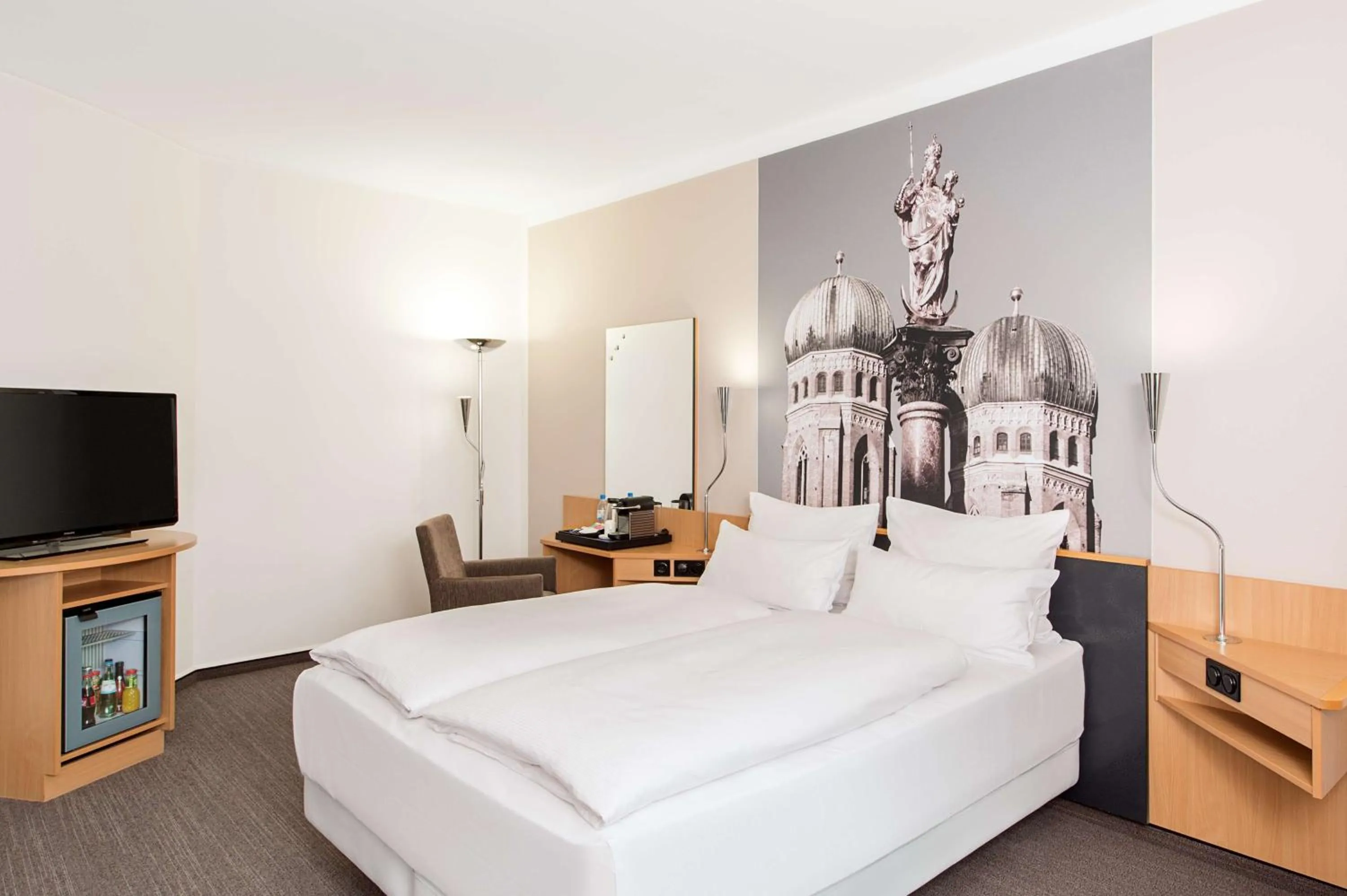 Photo of the whole room, Bed in NH München Messe