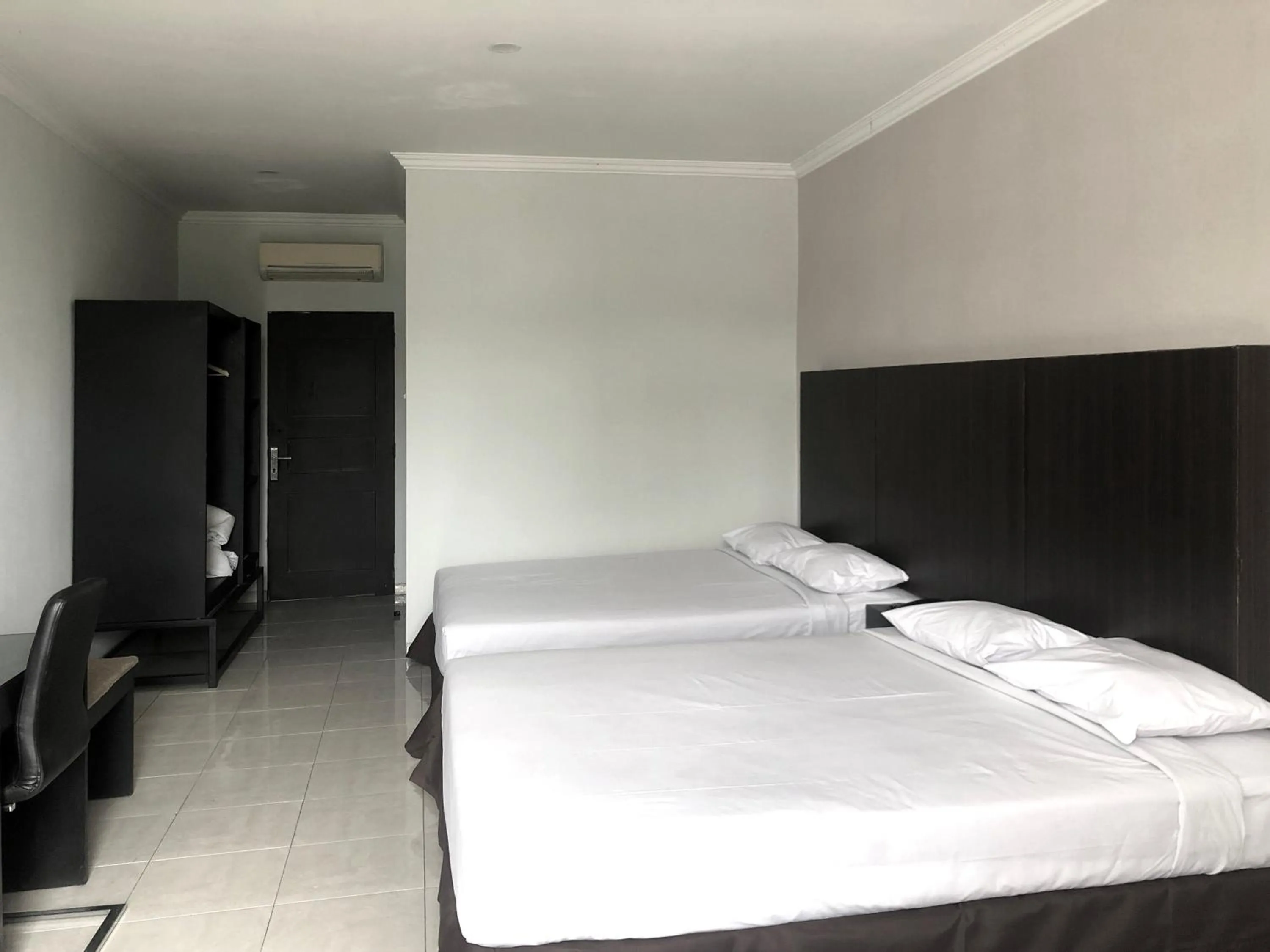 Bedroom, Bed in Hotel Sinar 3