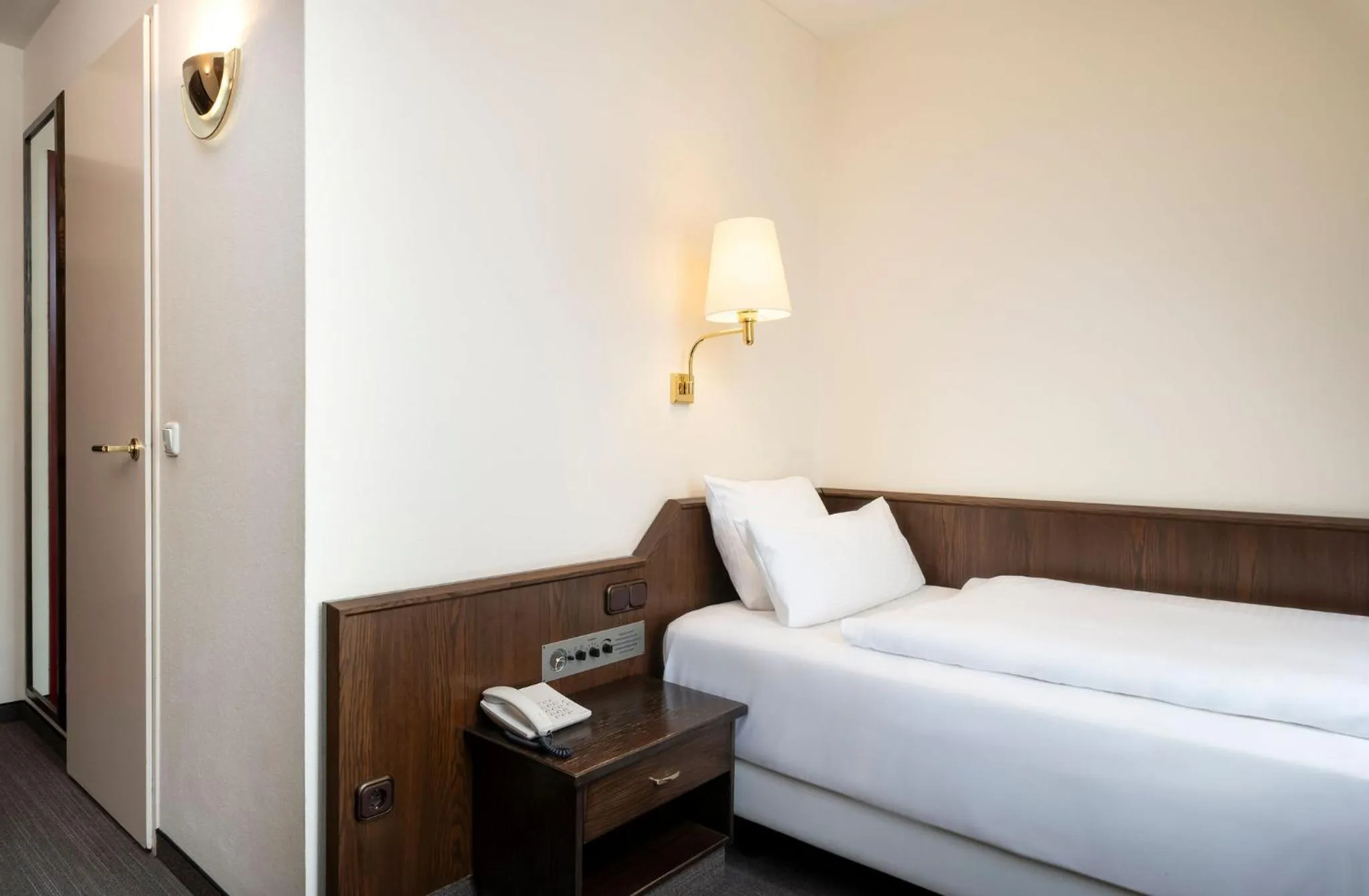 Bed in Hotel Klösterle Nördlingen - in Kürze elaya hotel kloesterle noerdlingen