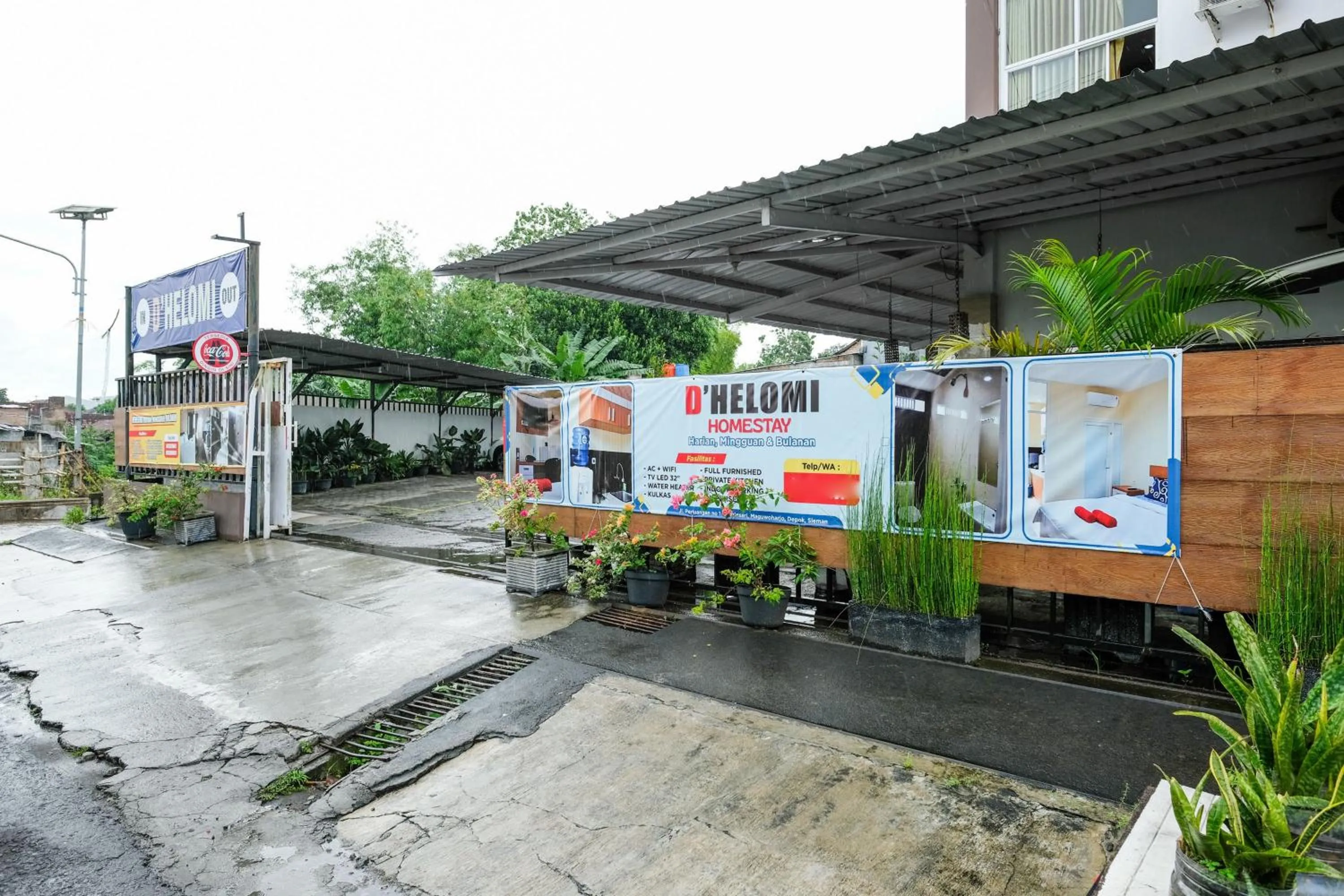 Facade/entrance in Urbanview Hotel DHelomi Homestay near UPN Veteran