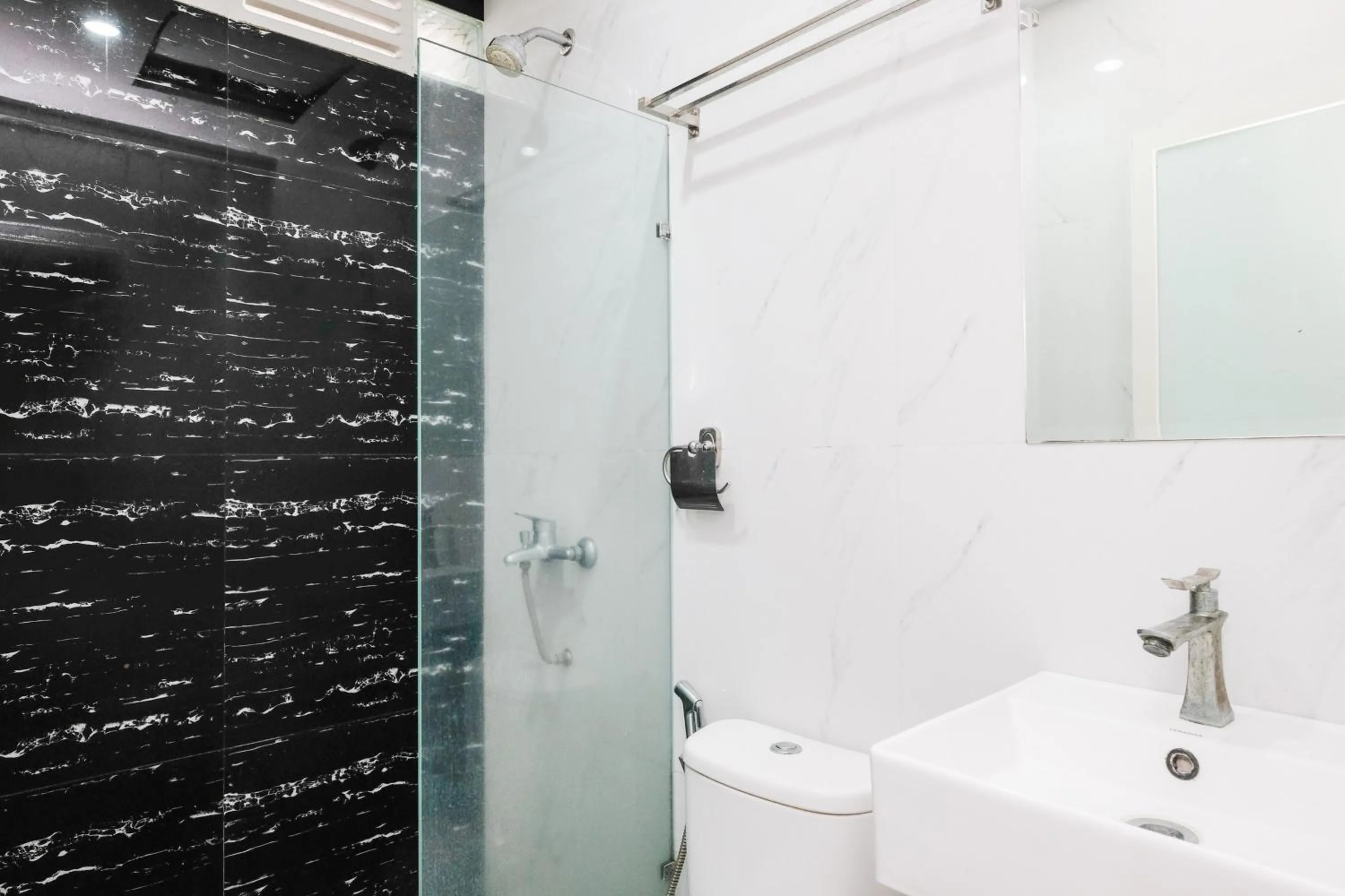 Bathroom in Urbanview Hotel DHelomi Homestay near UPN Veteran