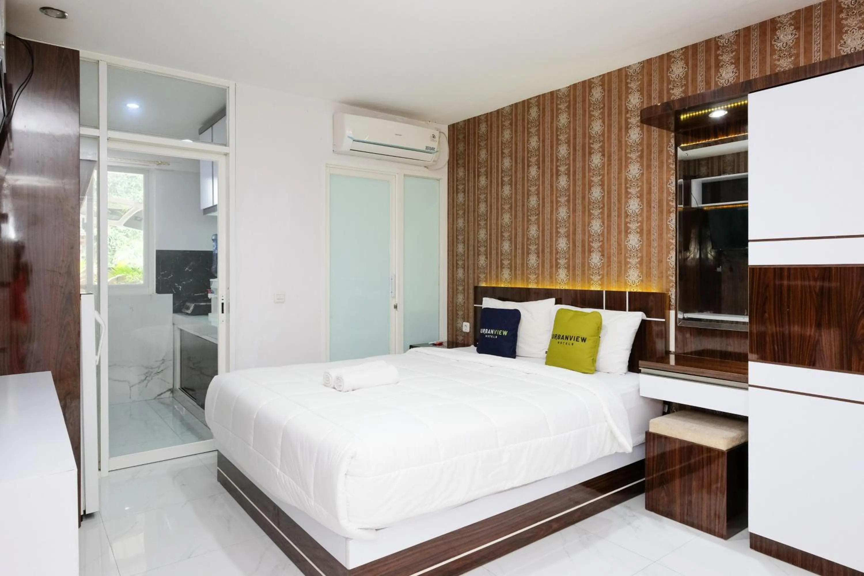 Bedroom, Bed in Urbanview Hotel DHelomi Homestay near UPN Veteran