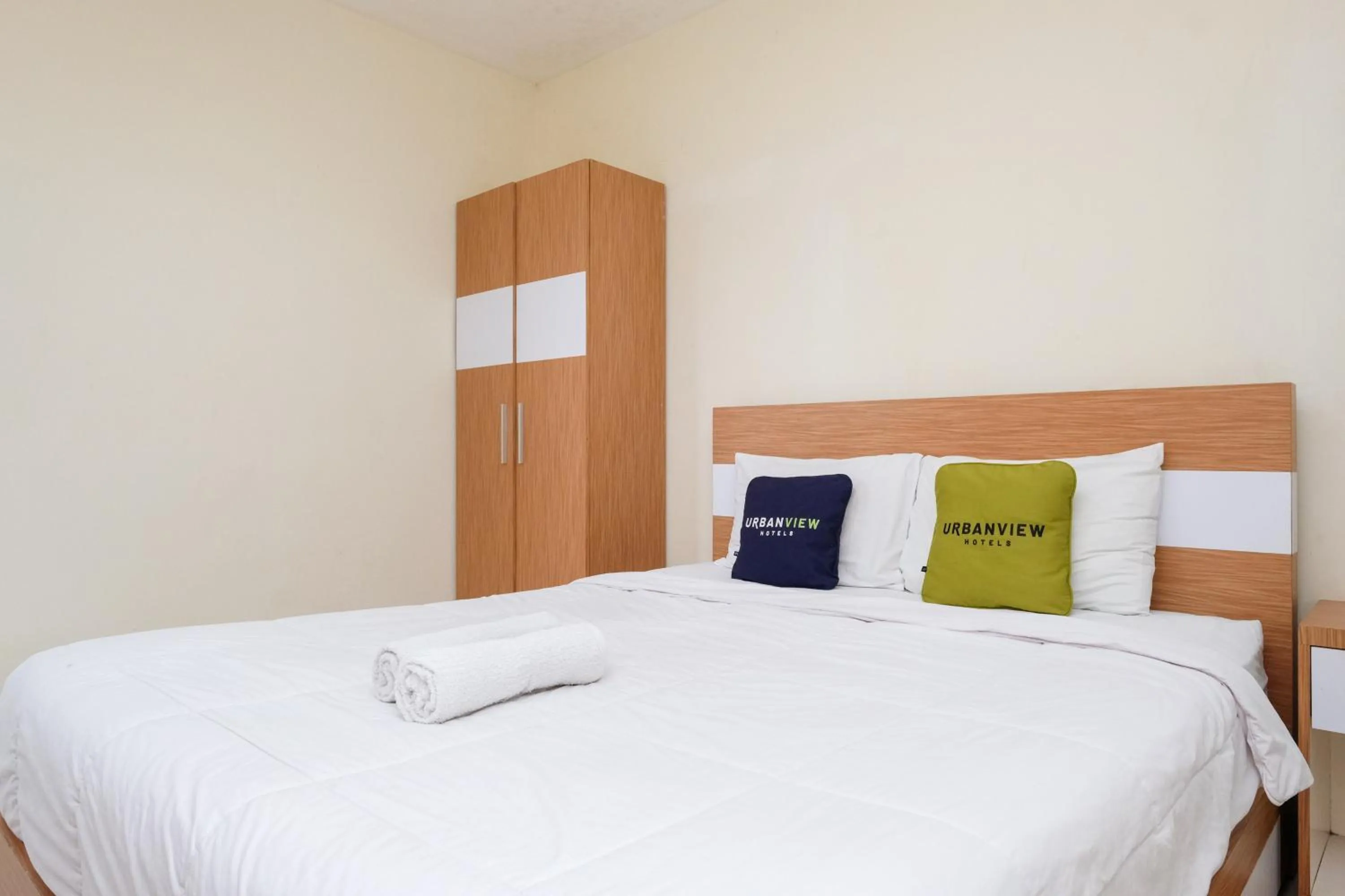 Bedroom, Bed in Urbanview Hotel DHelomi Homestay near UPN Veteran