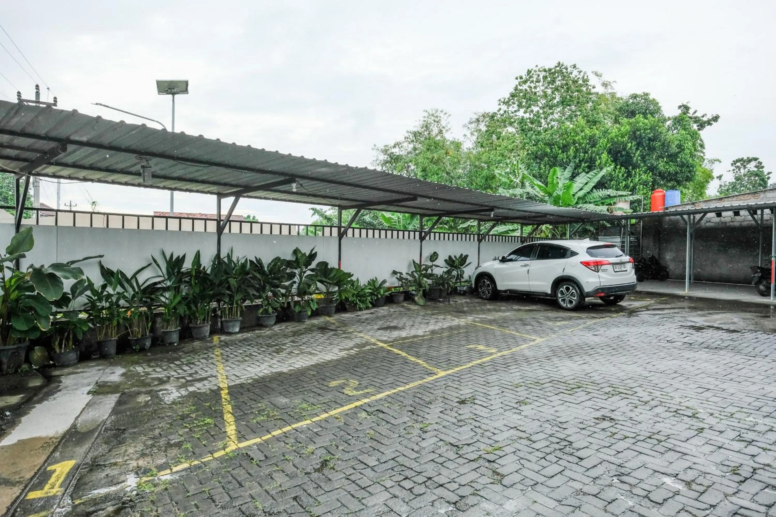 Parking in Urbanview Hotel DHelomi Homestay near UPN Veteran