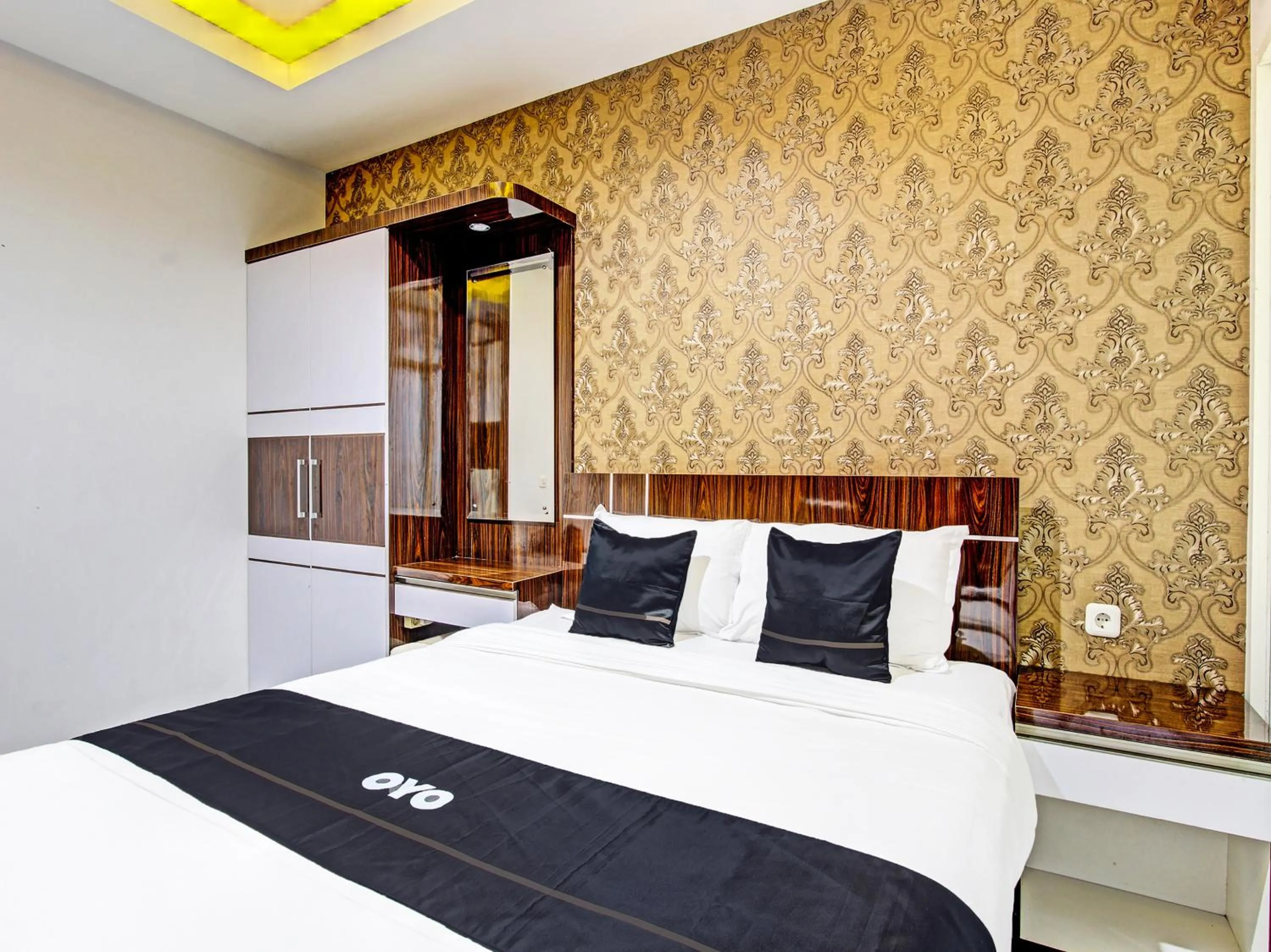Deluxe Suite in Urbanview Hotel DHelomi Homestay near UPN Veteran