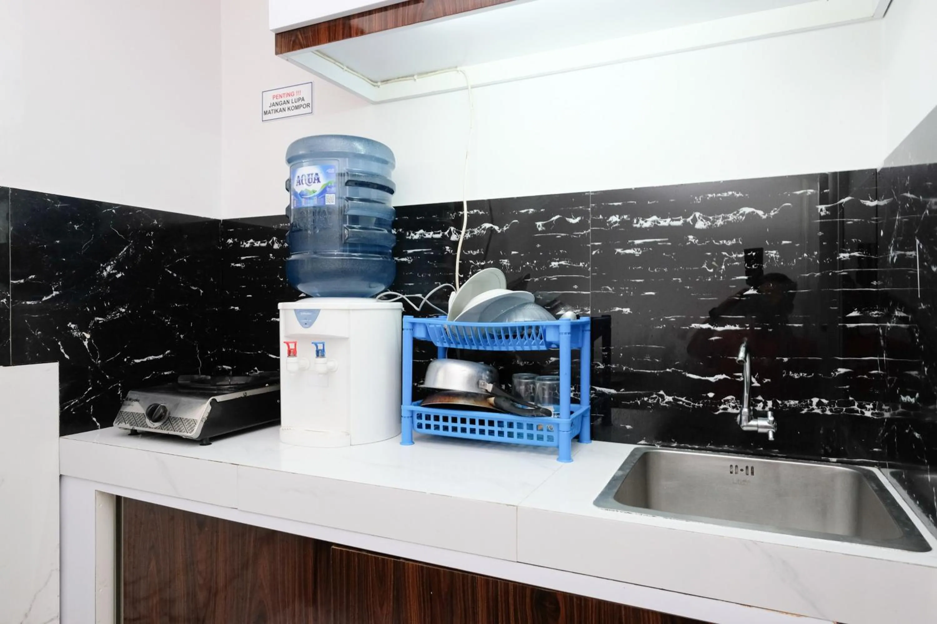 Kitchen or kitchenette in Urbanview Hotel DHelomi Homestay near UPN Veteran