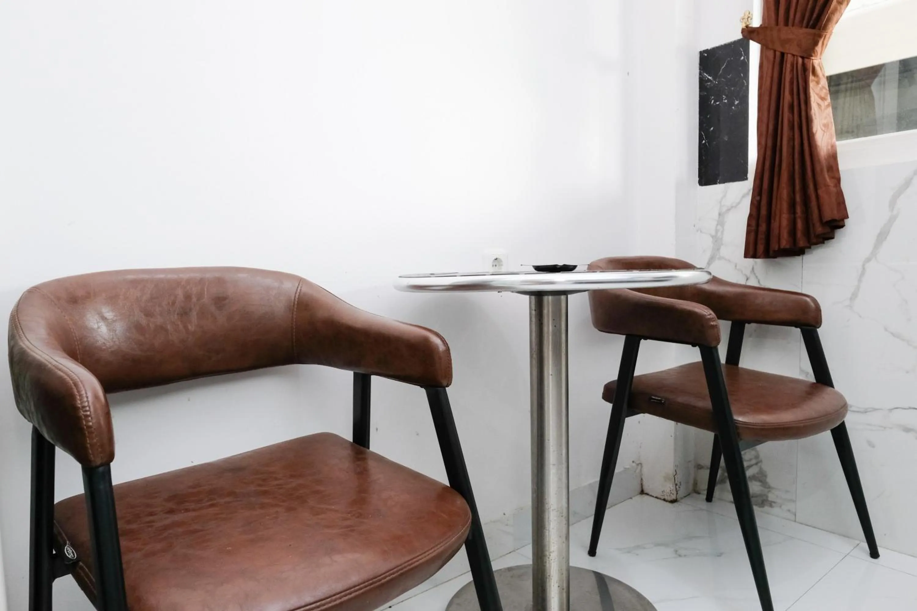 Seating area in Urbanview Hotel DHelomi Homestay near UPN Veteran