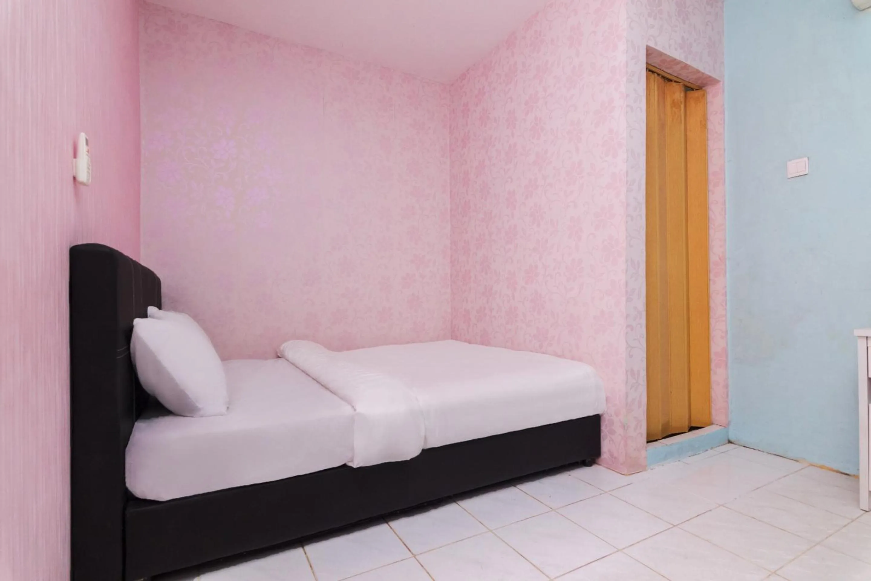 Bedroom, Bed in OYO Life 2466 Galaxy Kost