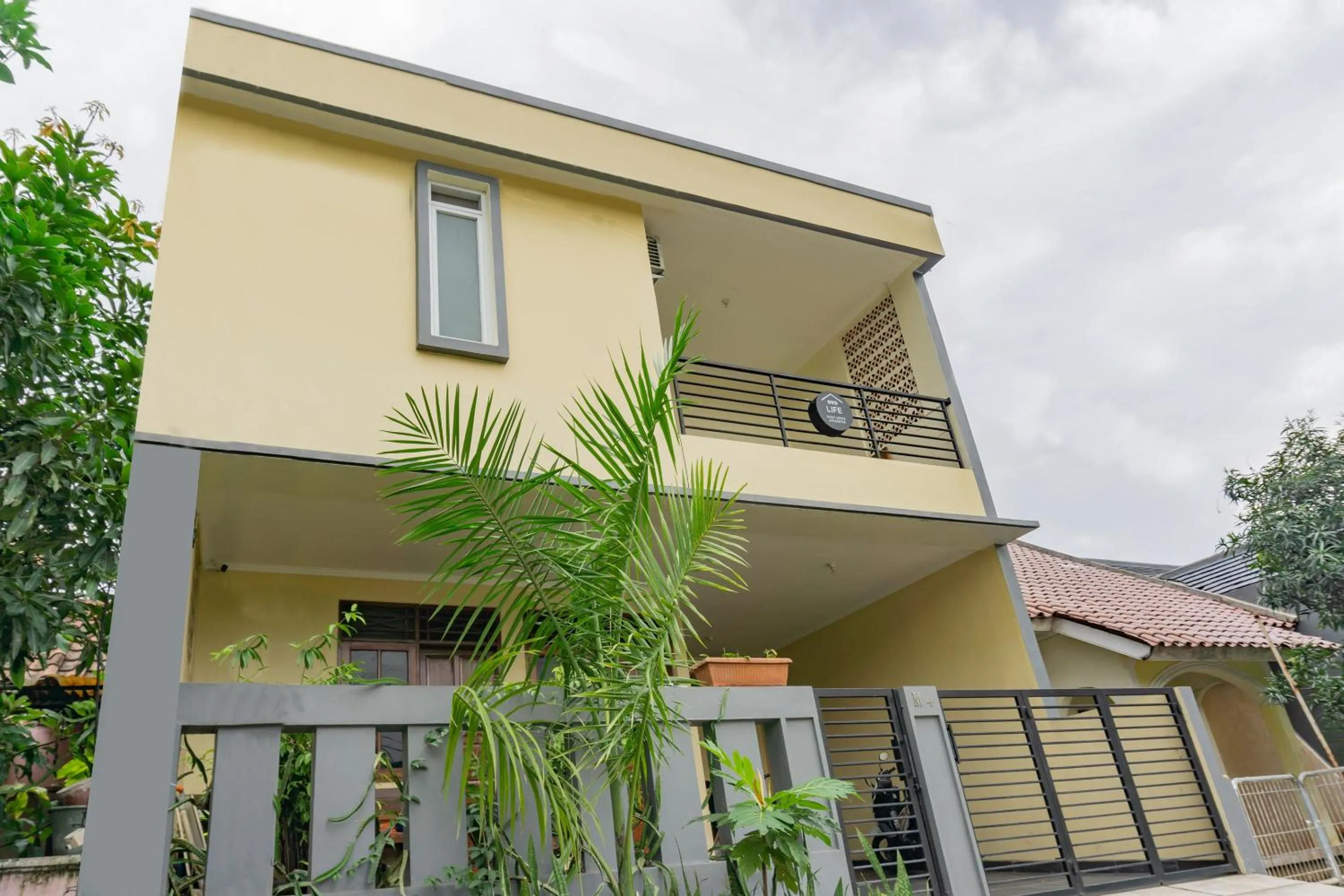 Facade/entrance in OYO Life 2216 Griya Jakasetia