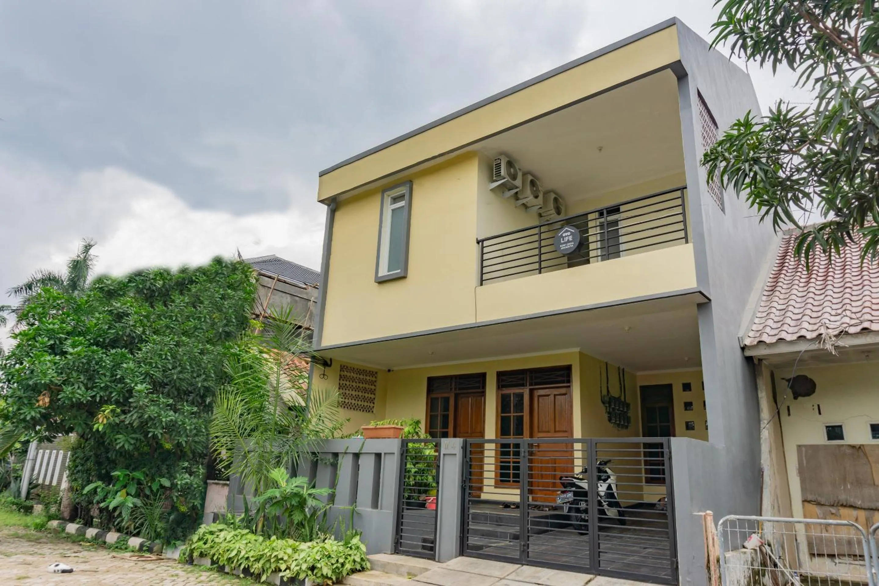 Facade/entrance in OYO Life 2216 Griya Jakasetia