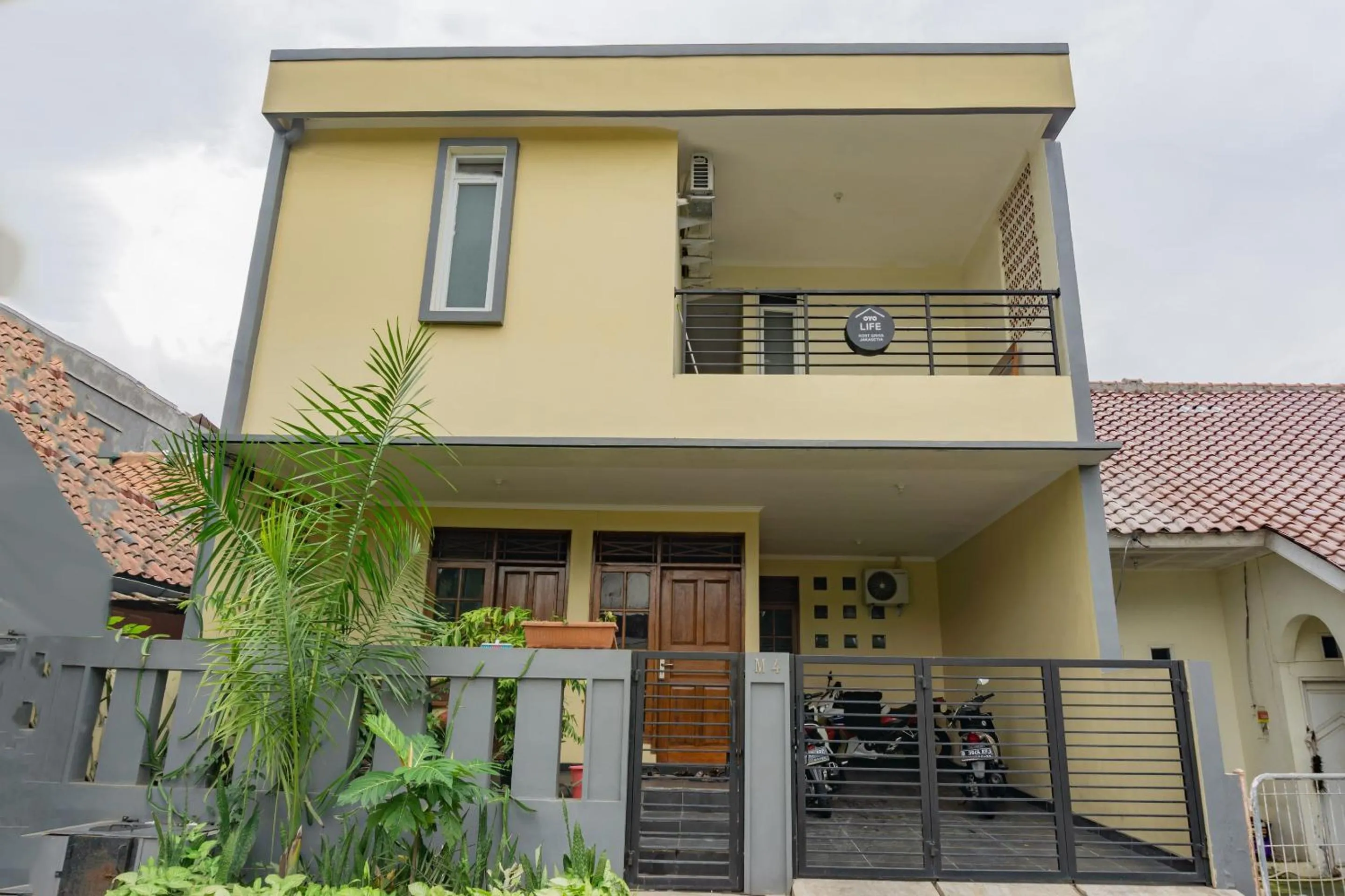 Facade/entrance in OYO Life 2216 Griya Jakasetia