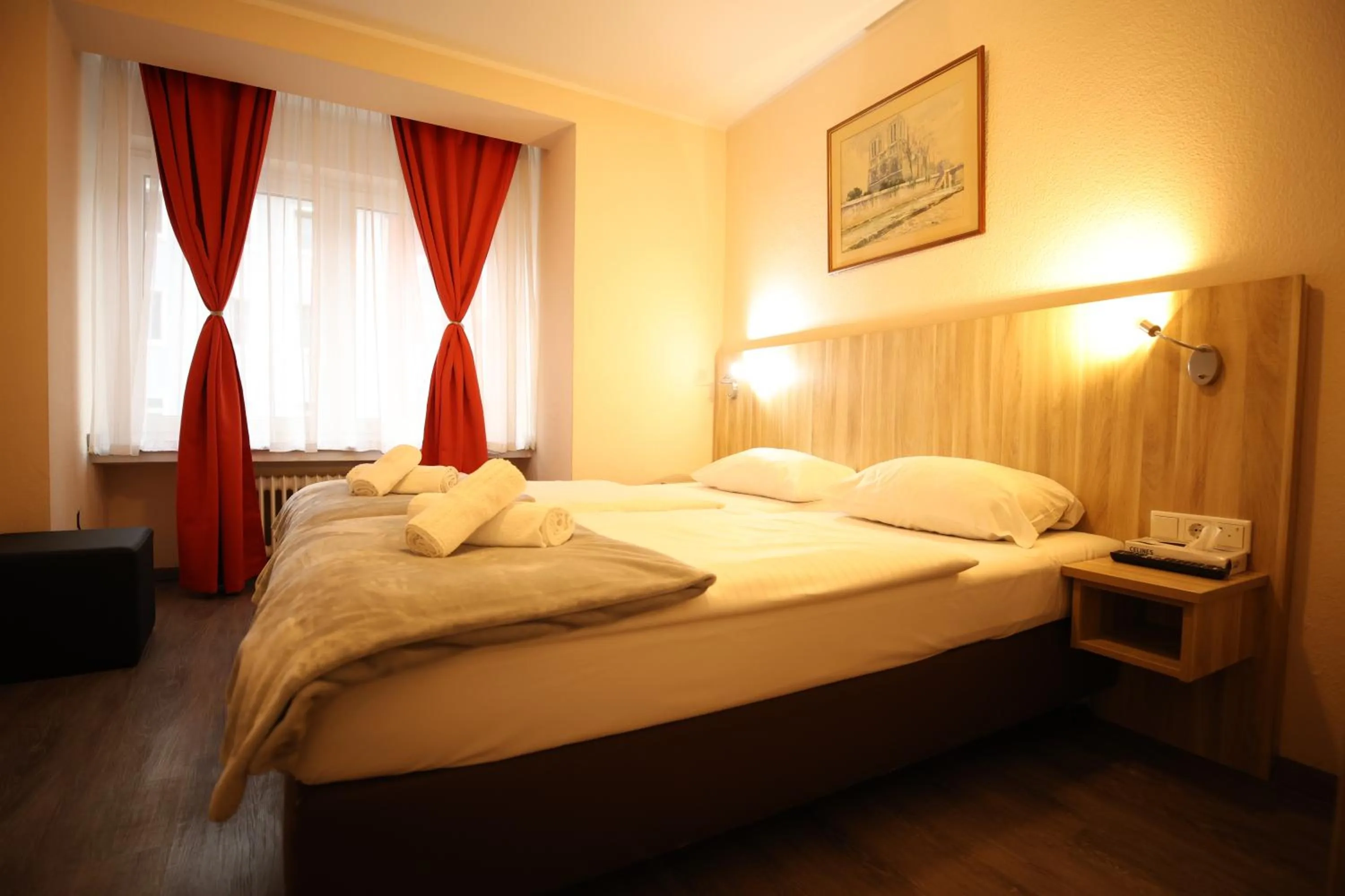 Photo of the whole room, Bed in Hotel Paris