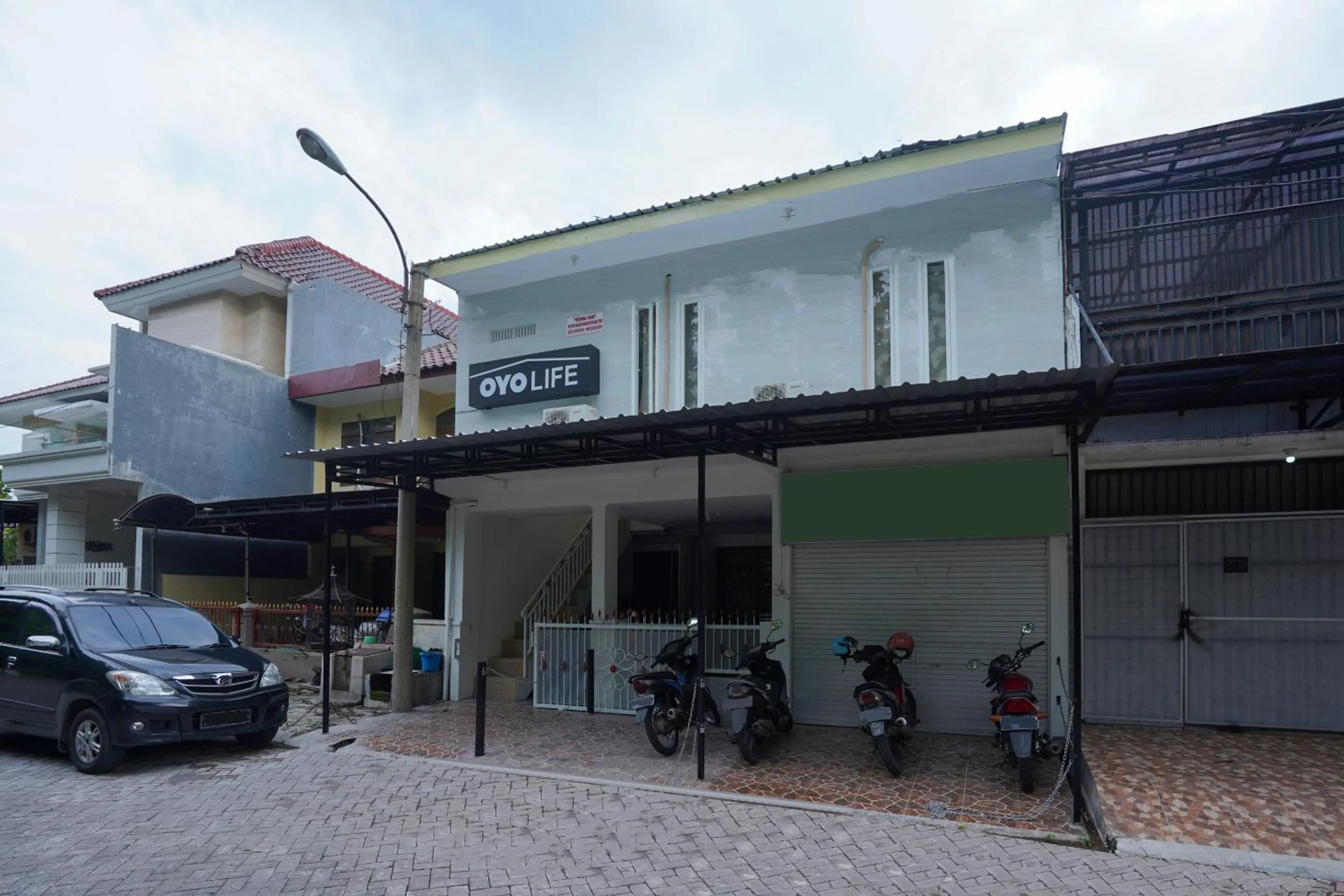 Facade/entrance in OYO Life 2498 Kost Putri Purimas 23