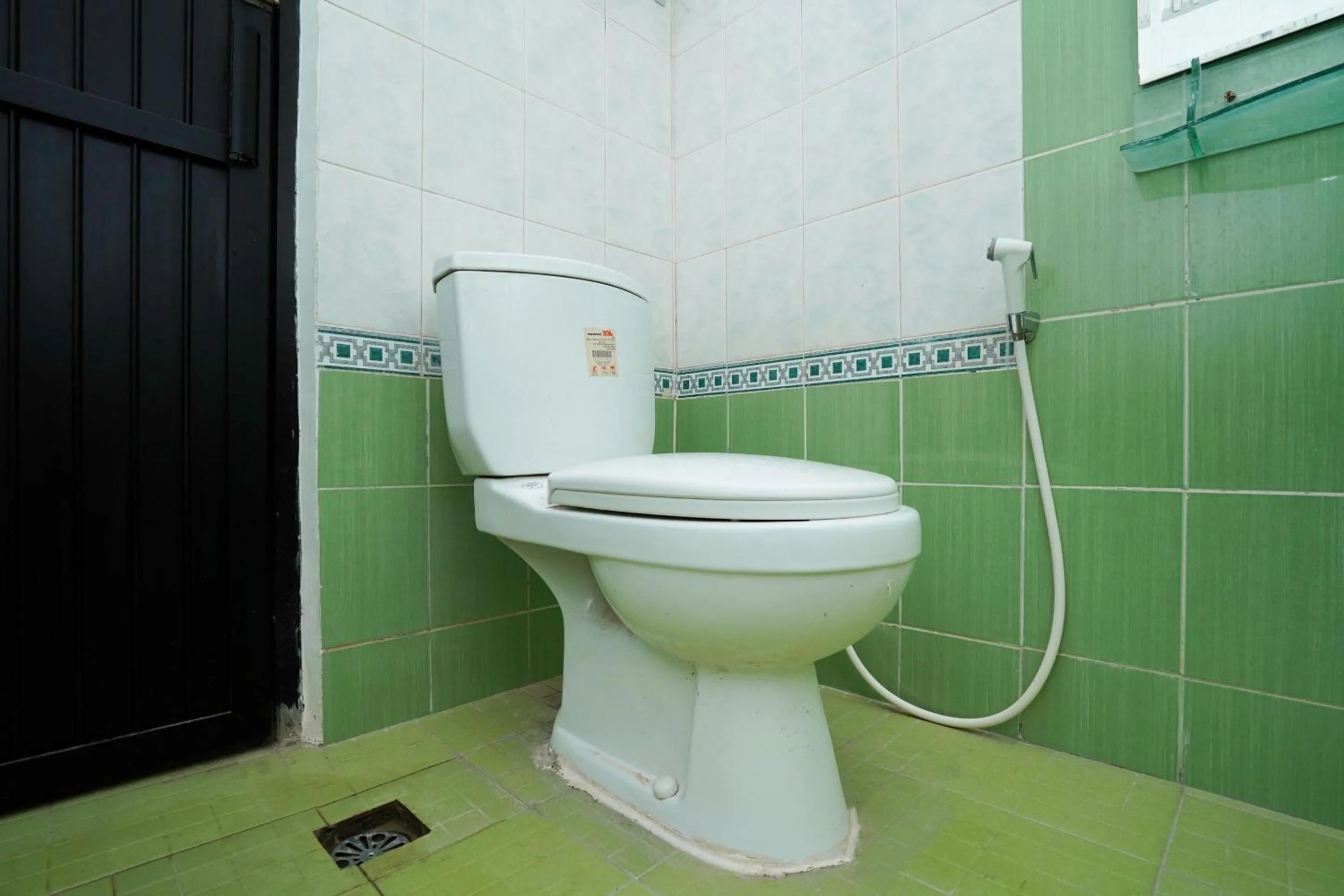 Bathroom in OYO Life 2498 Kost Putri Purimas 23