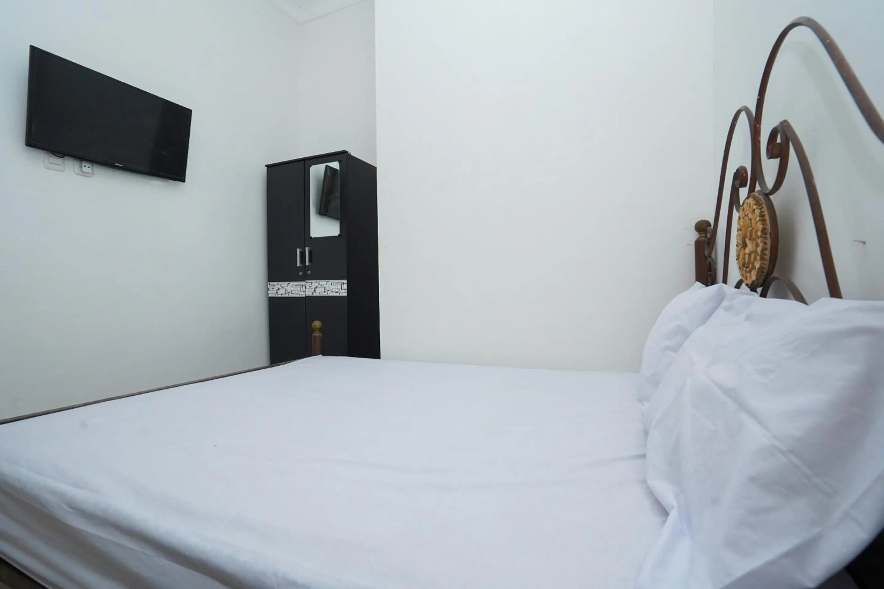 Bedroom, Bed in OYO Life 2498 Kost Putri Purimas 23